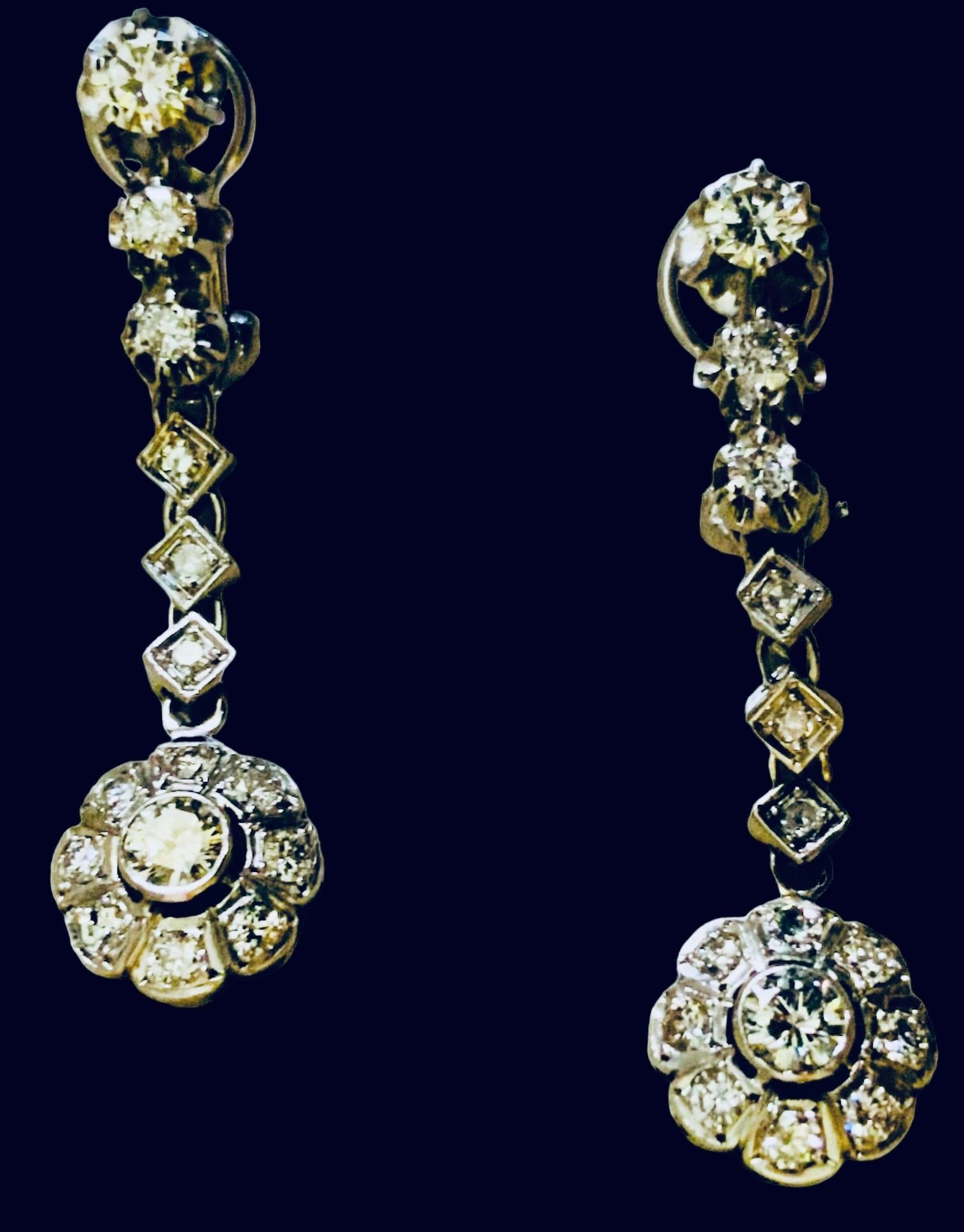14K White Gold Diamonds Pair Of Earrings  For Sale 1