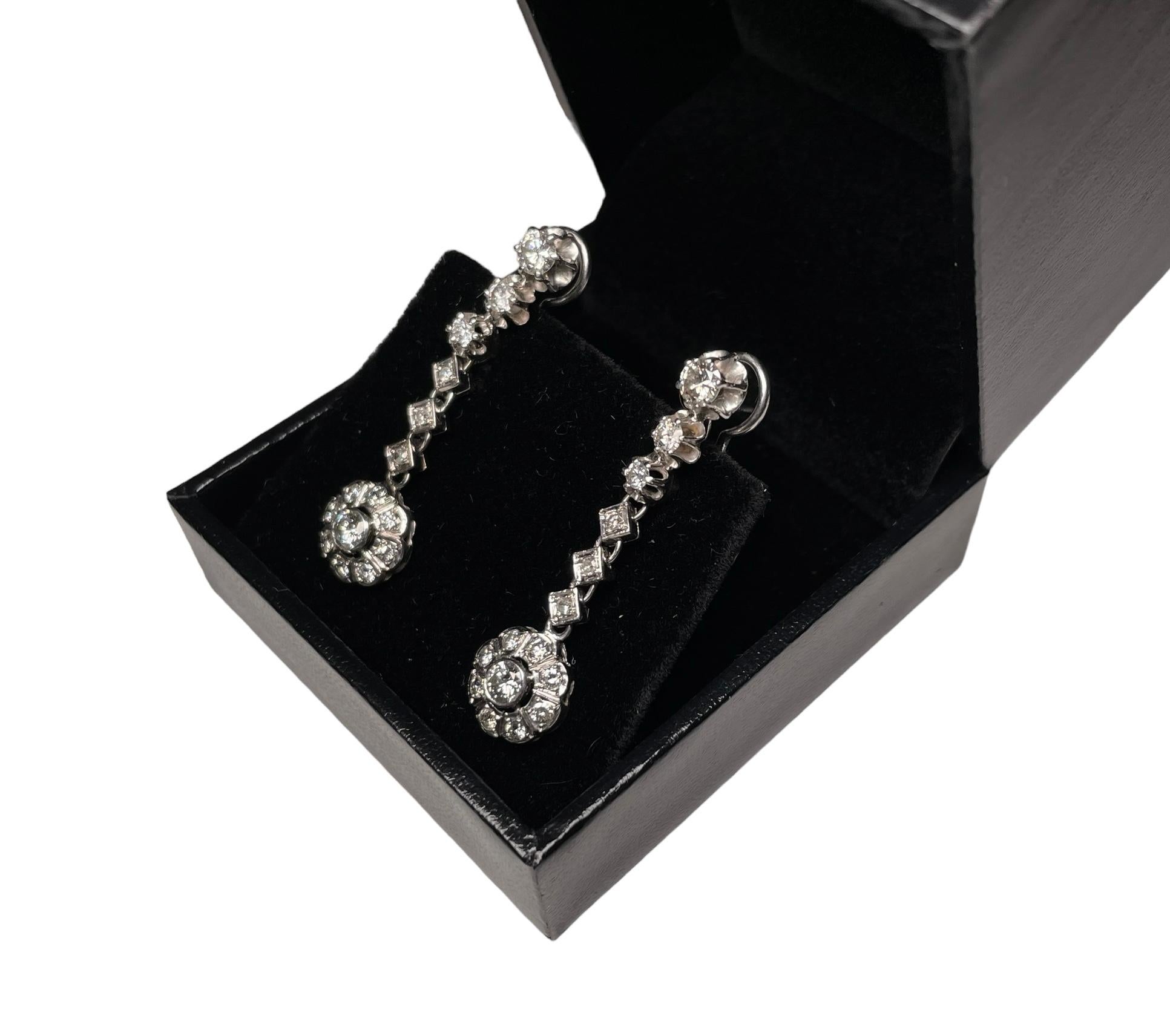 14K White Gold Diamonds Pair Of Earrings  For Sale 3