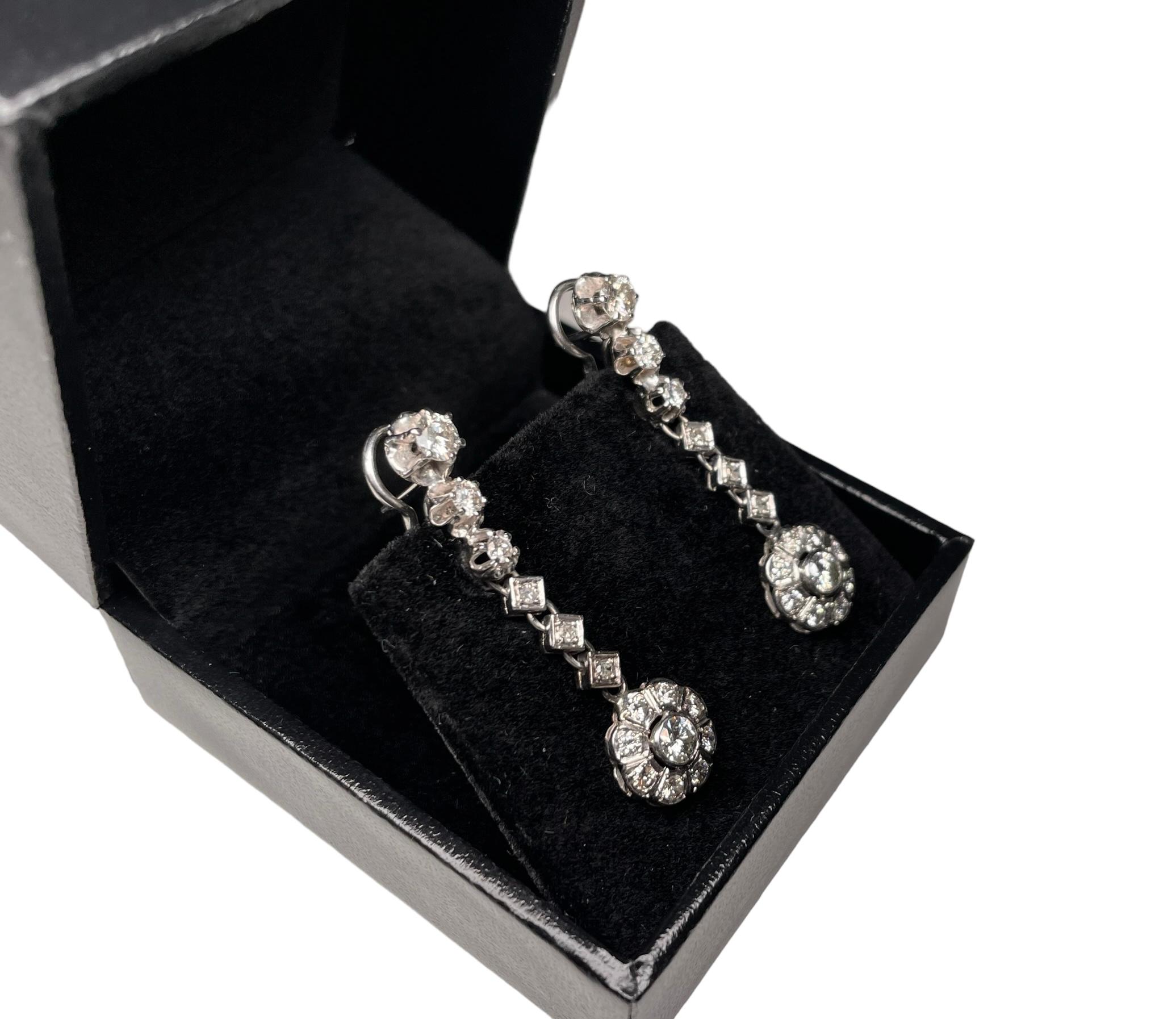 14K White Gold Diamonds Pair Of Earrings  For Sale 4