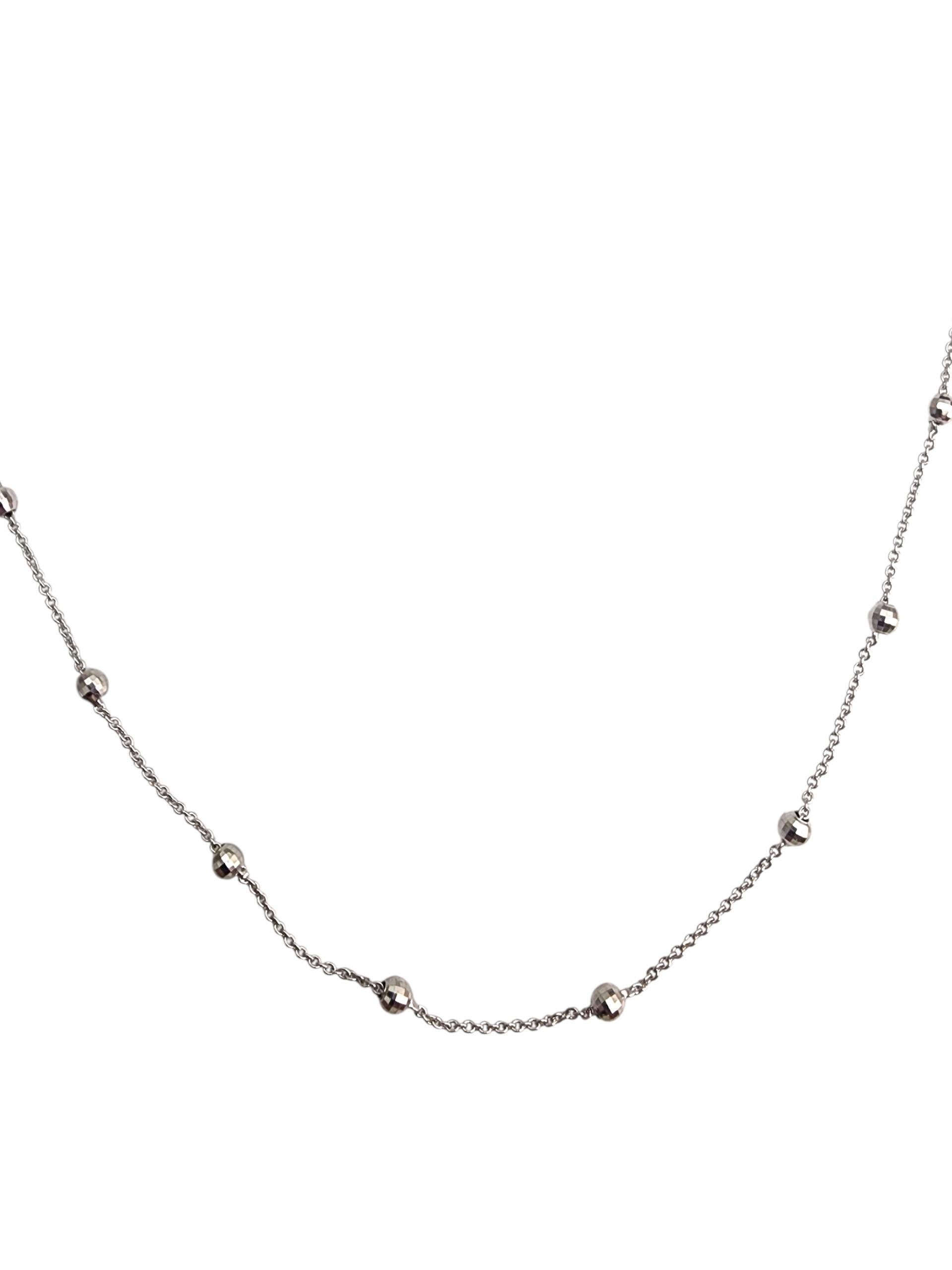 Catena Disco Ball in oro bianco 14 carati -

Elegante e contemporanea, questa catena a forma di palla da discoteca in oro bianco 14K è caratterizzata da perline sfaccettate e scintillanti che catturano la luce e aggiungono un tocco di modernità a