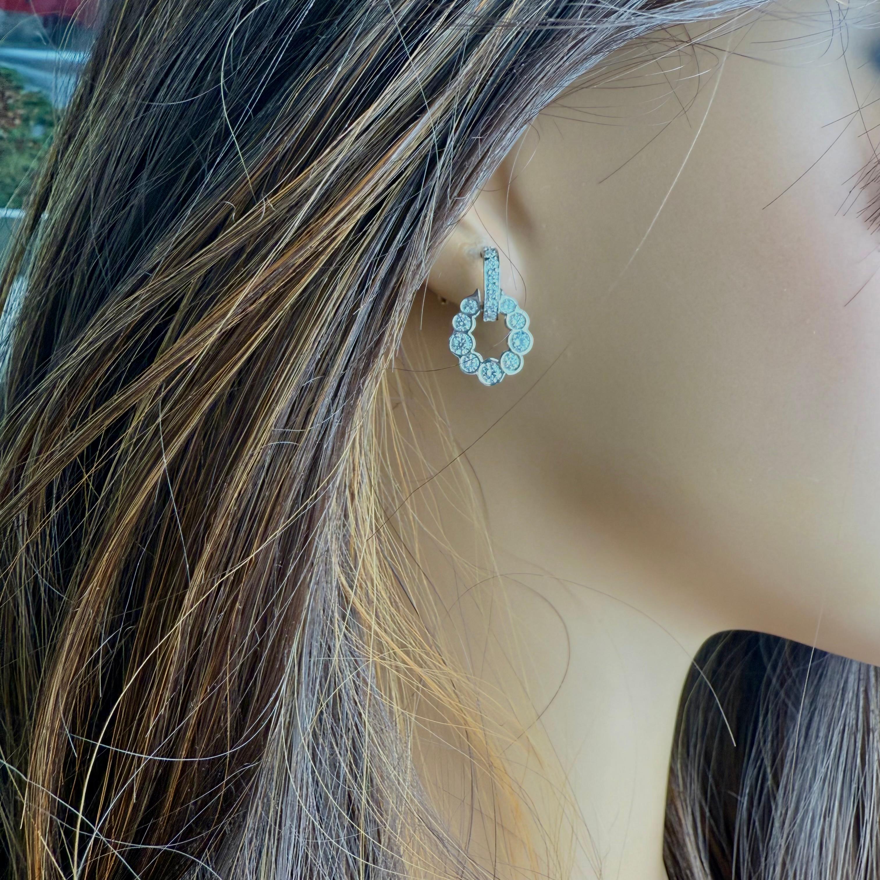 Moderne Boucles d'oreilles pendantes en or blanc 14K Door Knocker 1.60 carat diamant fin en vente