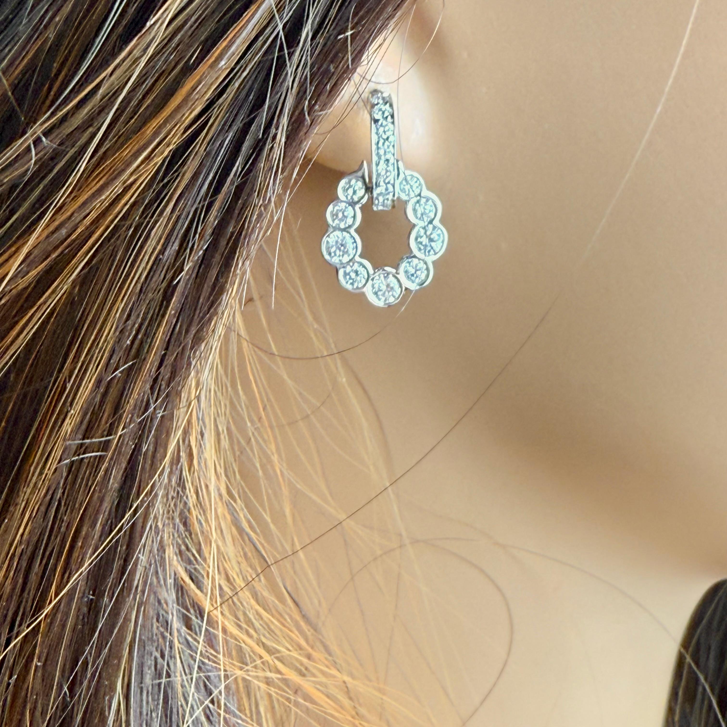 Taille ronde Boucles d'oreilles pendantes en or blanc 14K Door Knocker 1.60 carat diamant fin en vente