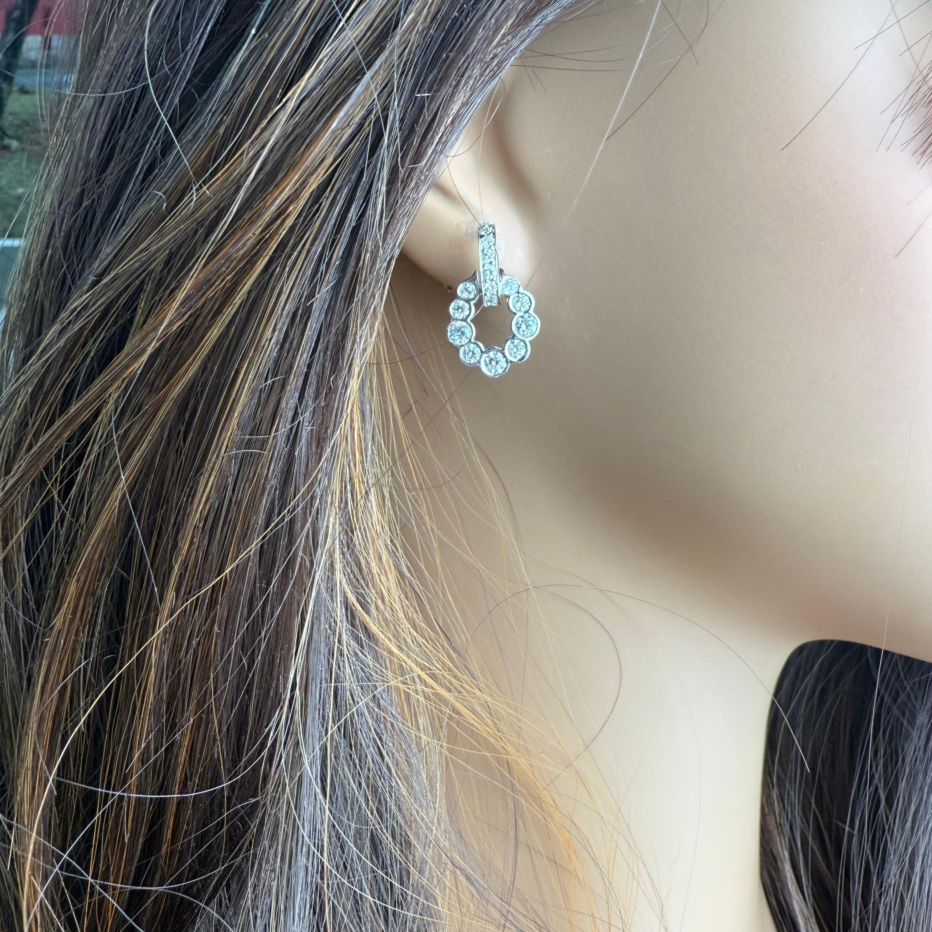 Boucles d'oreilles pendantes en or blanc 14K Door Knocker 1.60 carat diamant fin en vente 1
