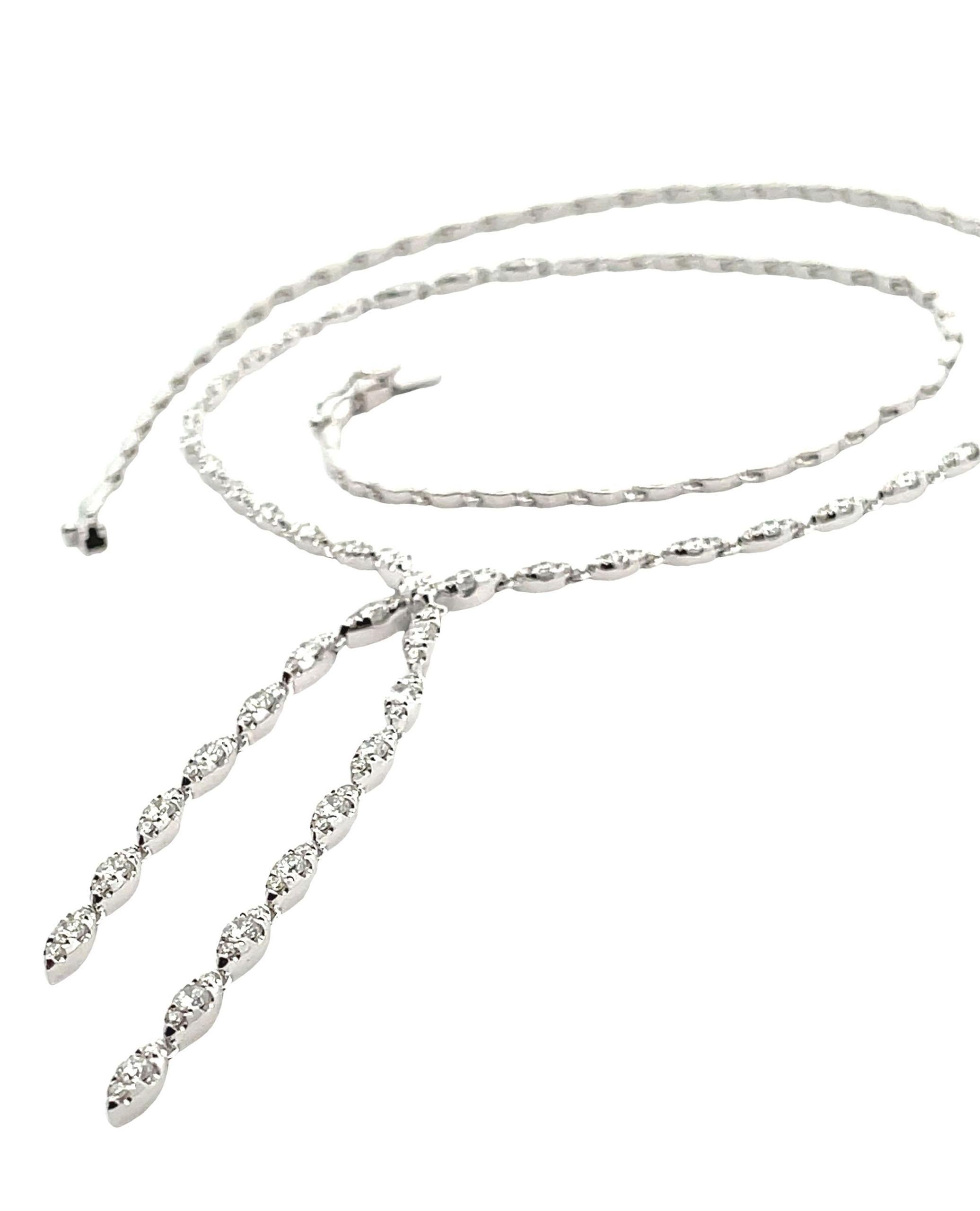 Collana con diamanti a doppia goccia in oro bianco 14K con diamanti rotondi taglio brillante per un peso totale di 2,16 carati.

* I diamanti hanno un colore G/H e una purezza SI.
* Lunghezza: 17 pollici.