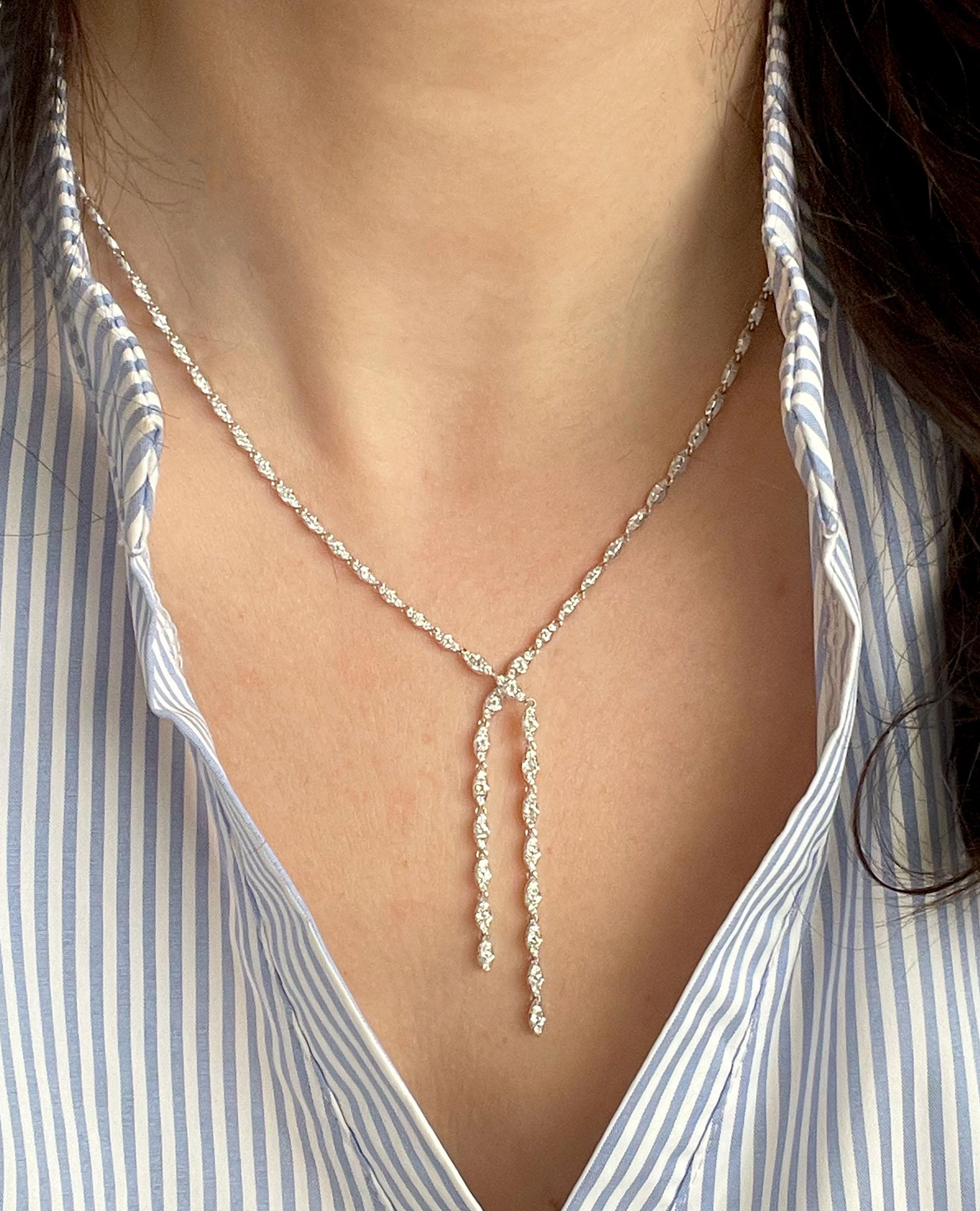 Taglio rotondo Collana con doppia goccia di diamanti in oro bianco 14K in vendita