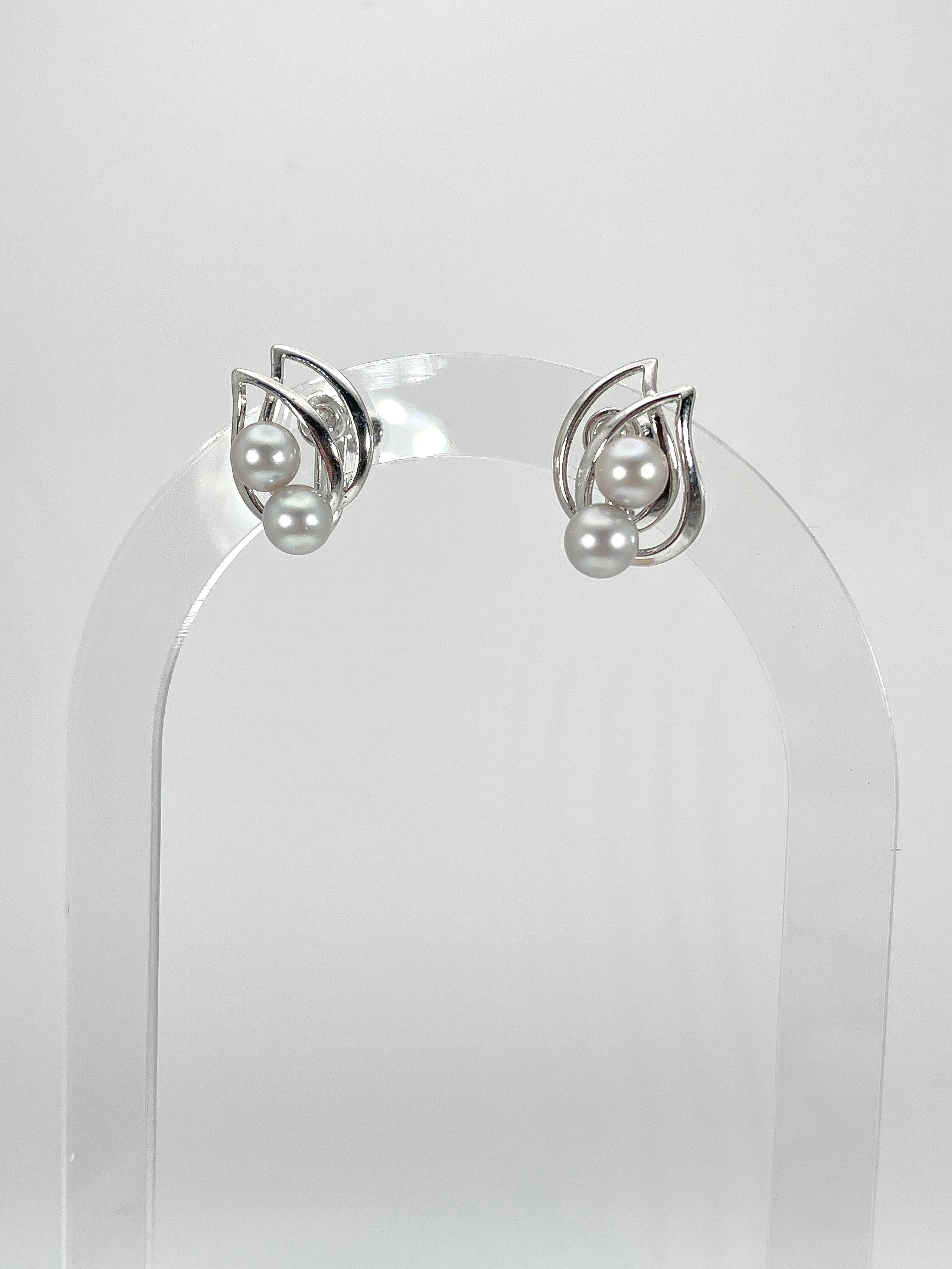 14k white gold double grey pearl and leaf design earrings. These earrings have a screw back for non pierced ears, the measurements of the earring are 14.2 x 18.2 mm, and the total weight of them is 5.13 grams. 