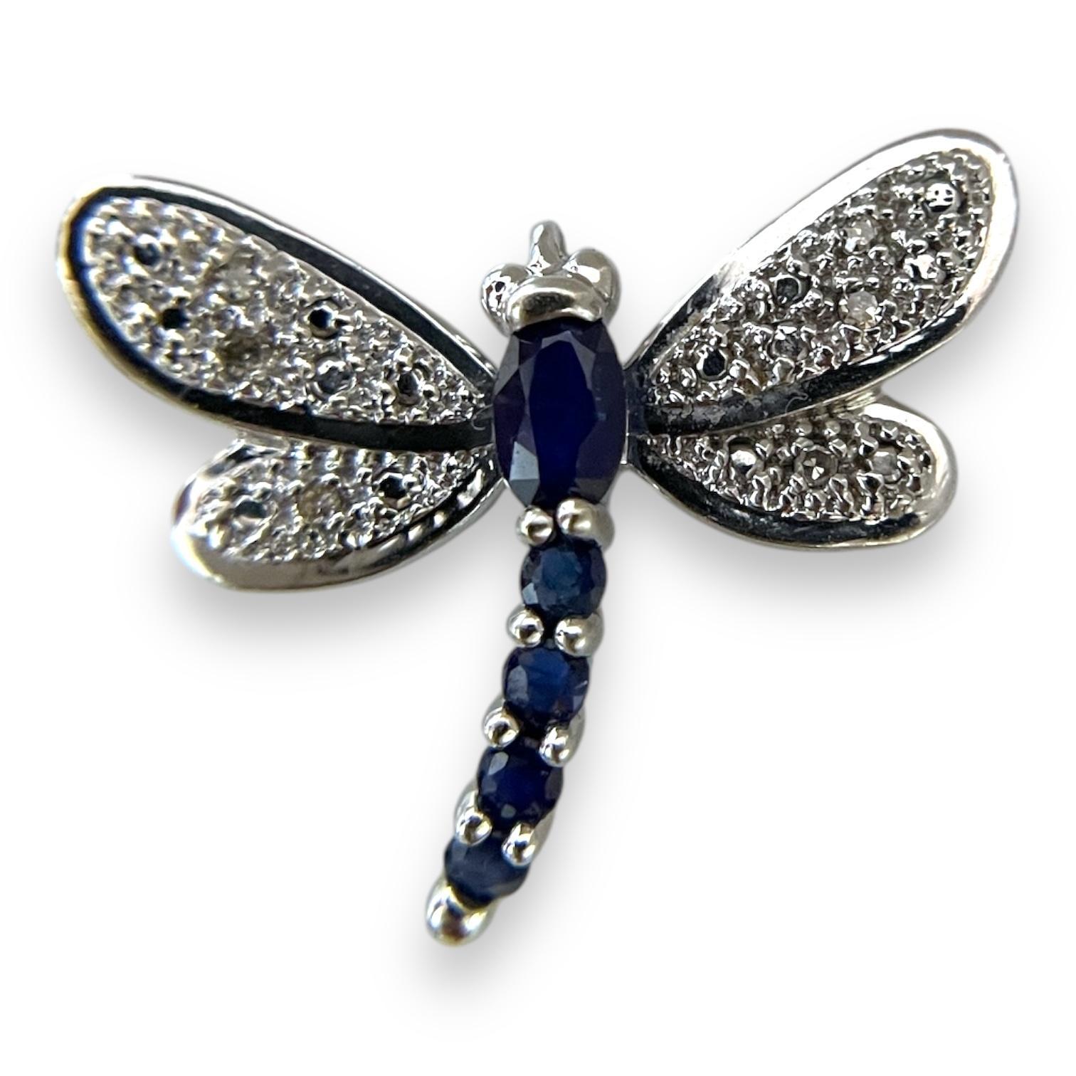 Moderno Ciondolo a forma di libellula in oro bianco 14K con zaffiri blu e diamanti in vendita