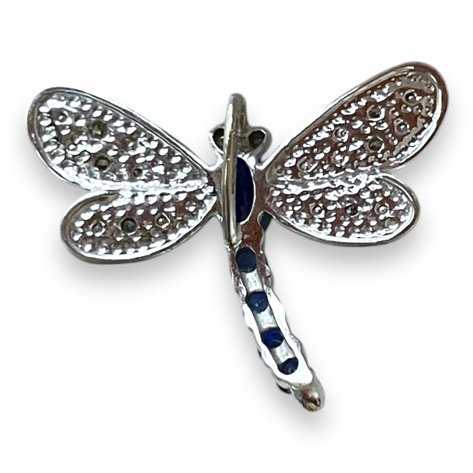 Taglio vecchia miniera Ciondolo a forma di libellula in oro bianco 14K con zaffiri blu e diamanti in vendita