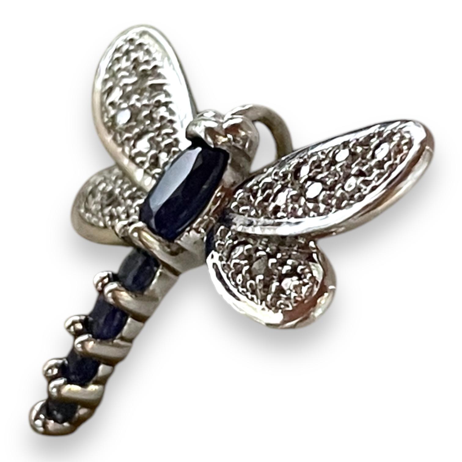 Ciondolo a forma di libellula in oro bianco 14K con zaffiri blu e diamanti In condizioni ottime in vendita a New York, NY