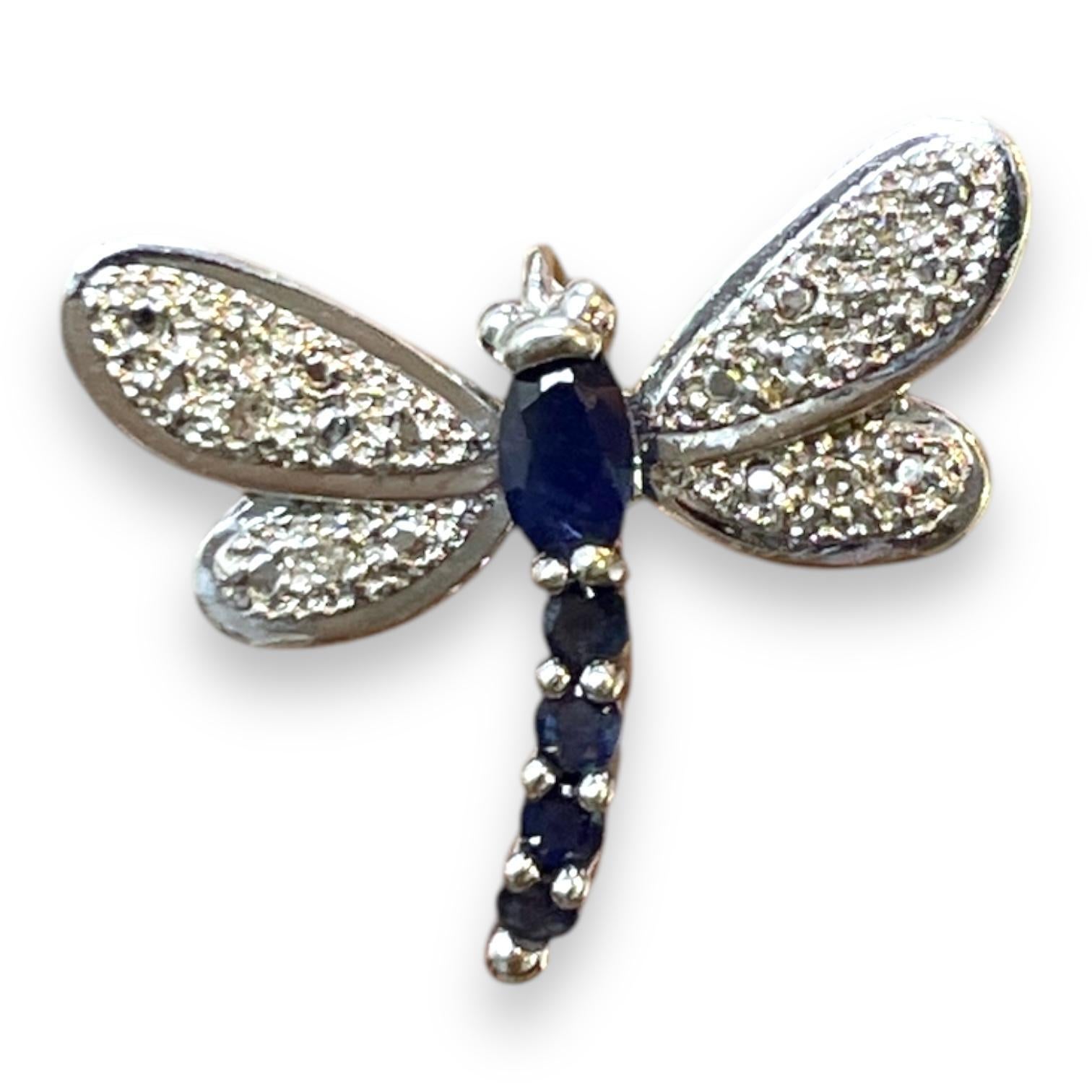 da uomo o donna Ciondolo a forma di libellula in oro bianco 14K con zaffiri blu e diamanti in vendita