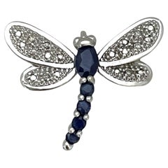 Colgante Libélula de Oro Blanco de 14K con Zafiros Azules y Diamantes