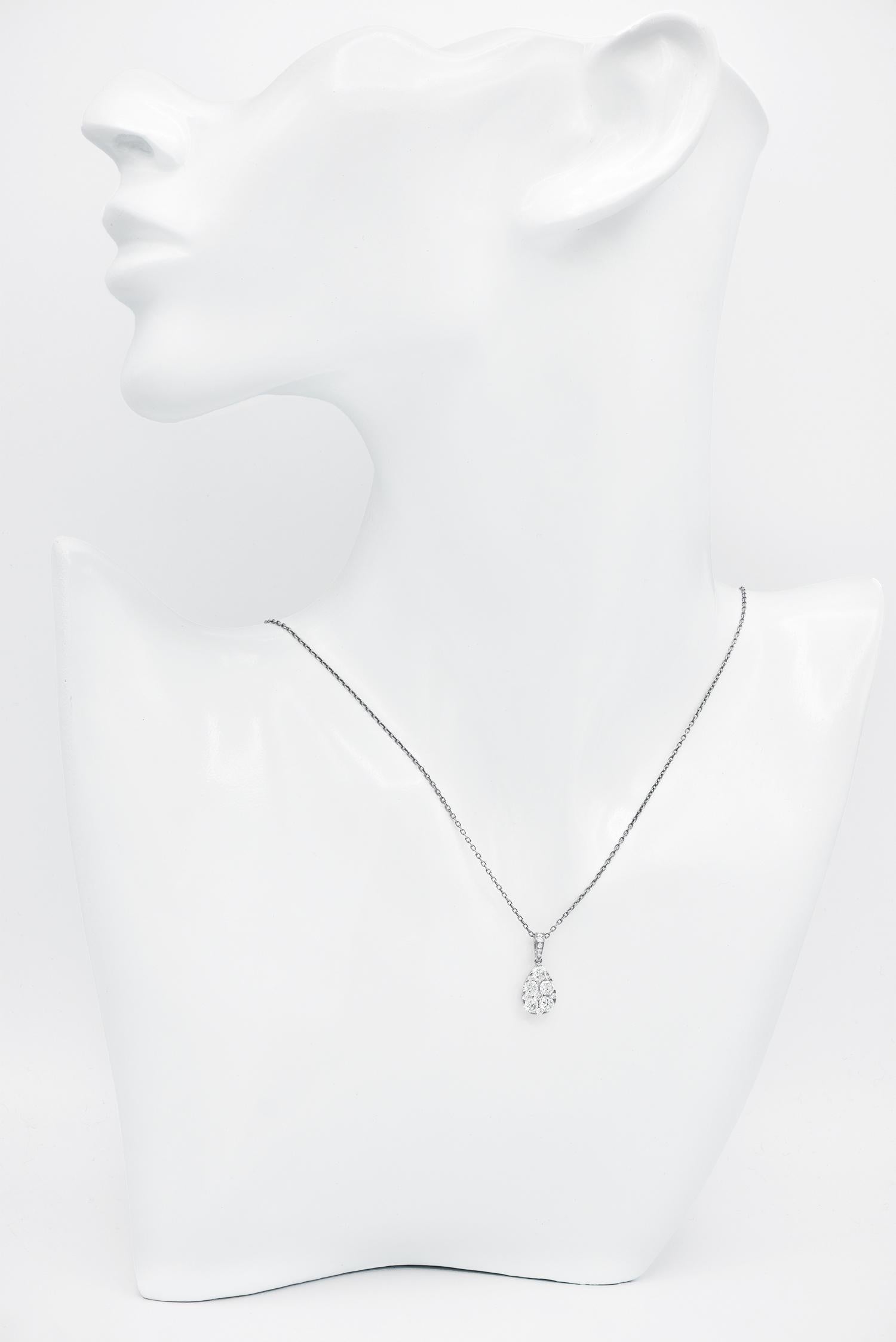 Taglio rotondo Ciondolo a forma di goccia con diamante in oro bianco 14K e catena in vendita