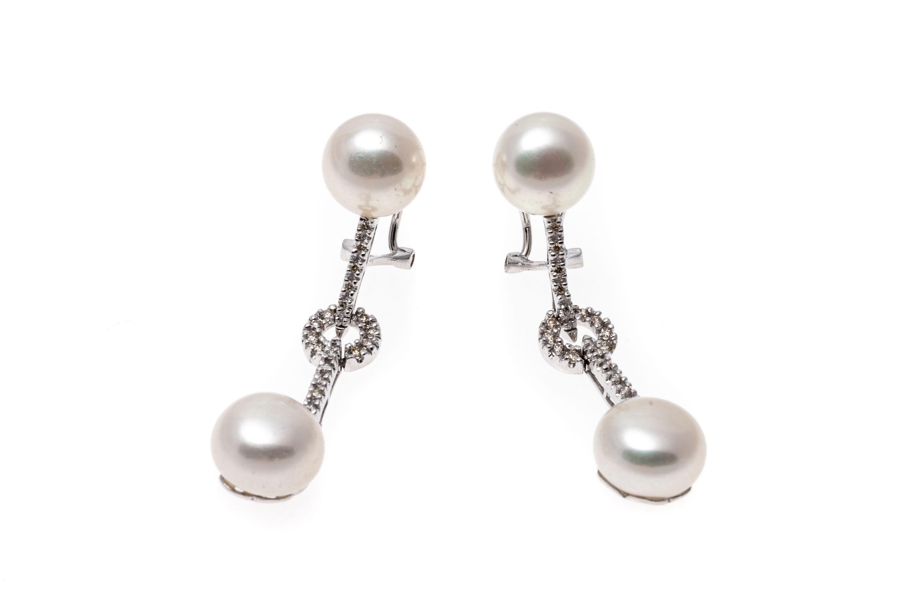 Incastonati con perle d'acqua dolce coltivate bianche e diamanti, questi orecchini a goccia in oro bianco 14K hanno una presenza elegante. Le perle sono di circa 9,0 mm e hanno sfumature rosa. I diamanti sono circa 0.15 TCW. Supporti postali e