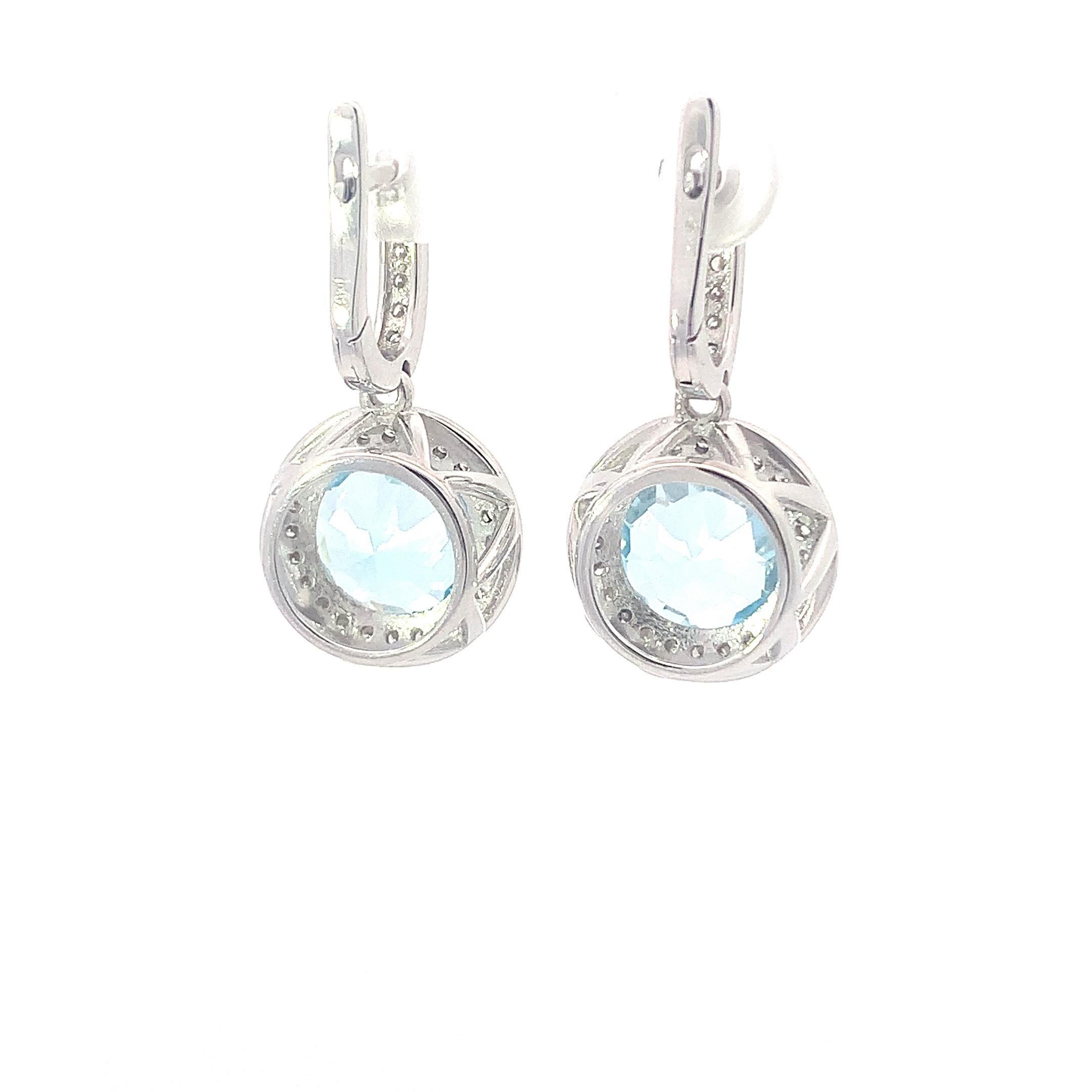 Taglio rotondo Orecchini in oro bianco 14K con diamanti e topazio blu in vendita