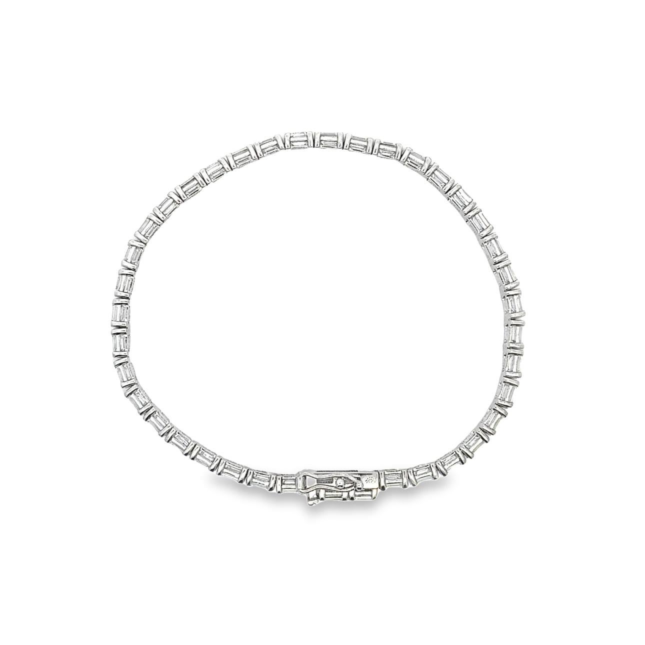 14K Weißgold Ost-West-Diamantarmband mit Smaragdschliff im Smaragdschliff Damen im Angebot