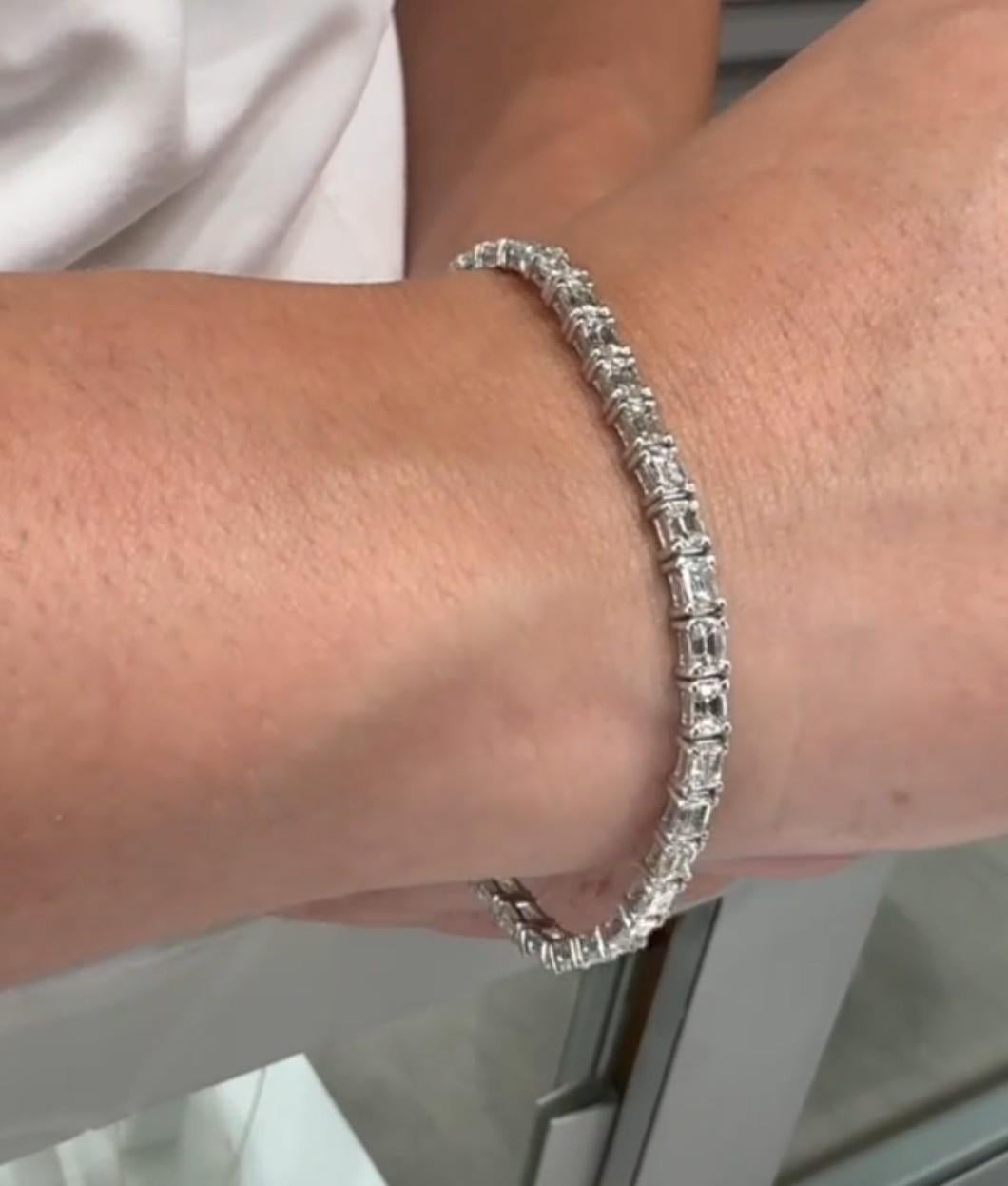 Pulsera de línea de oro blanco de 14 quilates con 39 diamantes talla esmeralda que pesan 8,15 quilates en total. 

* Los diamantes son de color G/H, claridad VS2.
* 7 pulgadas de largo.
* Doble cierre de seguridad en forma de 8.