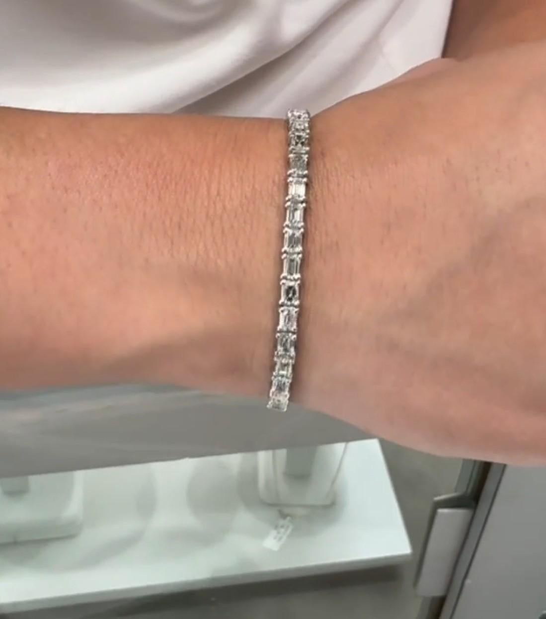 Pulsera de tenis de oro blanco de 14 quilates con diamantes talla esmeralda Este-Oeste y cierre de seguridad en Nuevo estado para la venta en Old Tappan, NJ