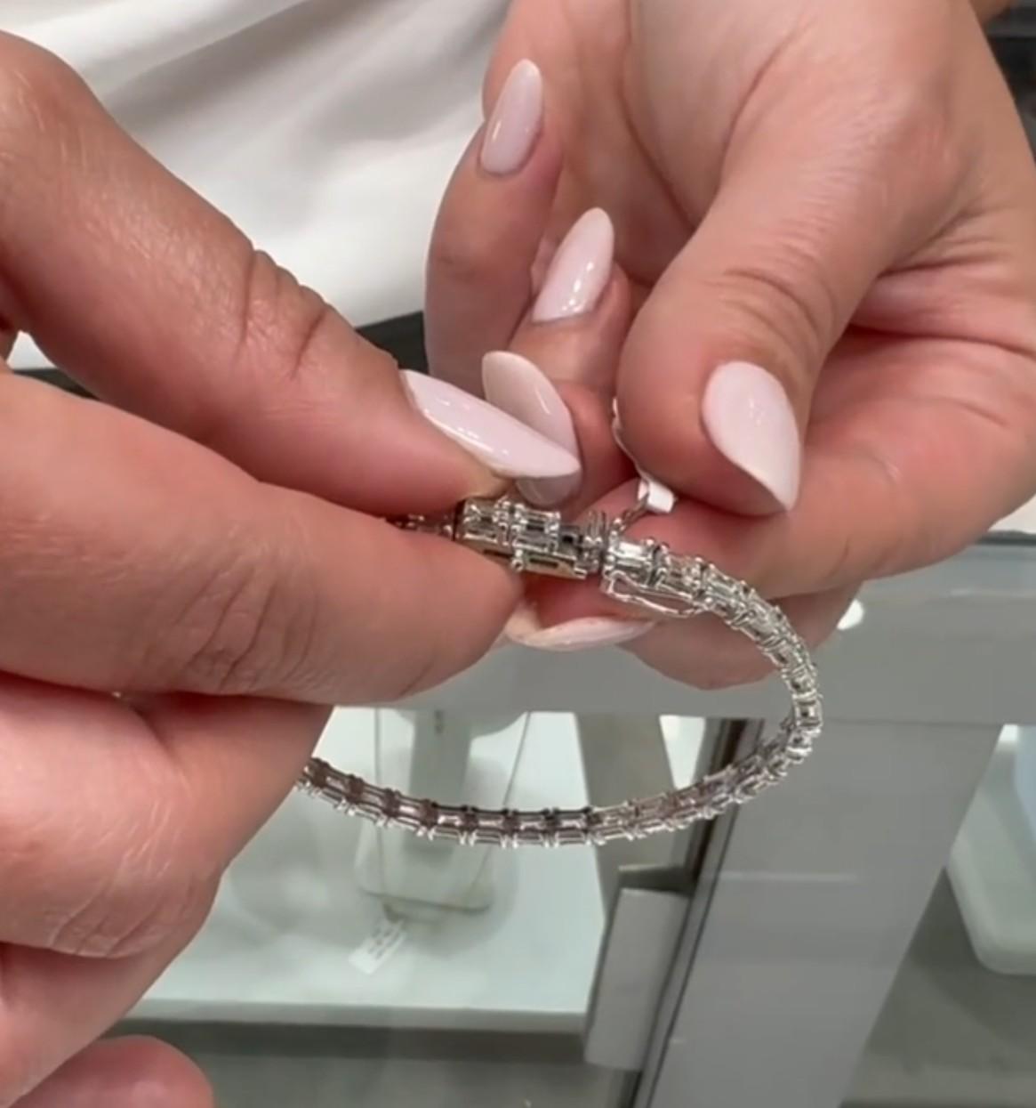 Pulsera de tenis de oro blanco de 14 quilates con diamantes talla esmeralda Este-Oeste y cierre de seguridad en venta 1