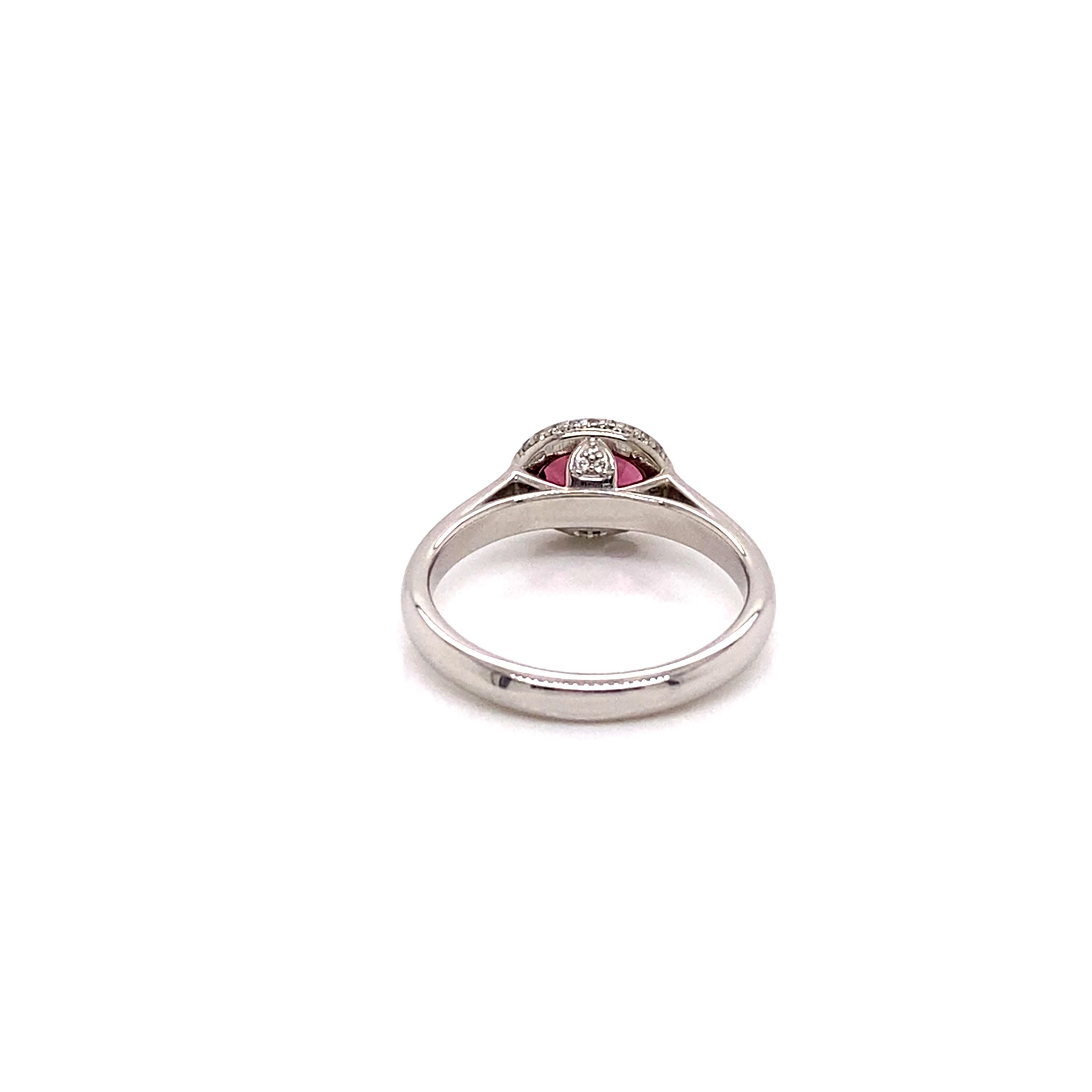Taille ovale Bague en or blanc 14 carats avec tourmaline rose ovale horizontale Est-Ouest et diamants en vente