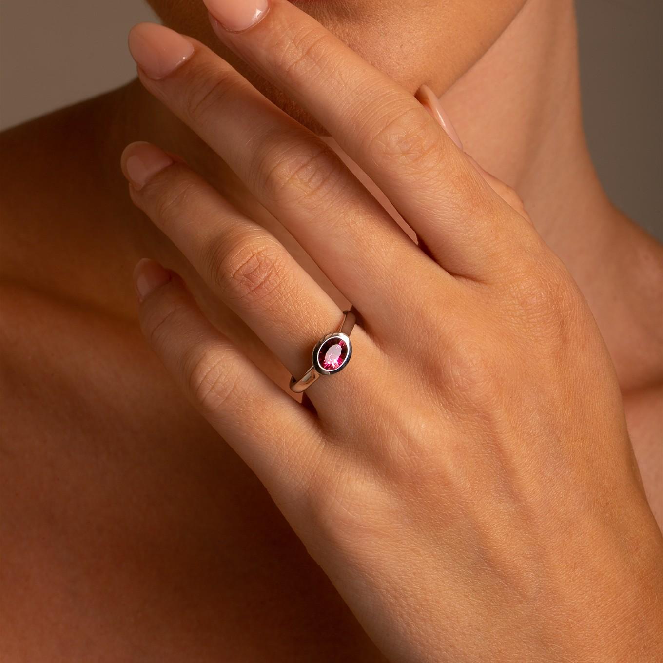 Contemporaneo Anello in oro bianco 14k East West Orizzontale con tormalina ovale rosa e diamante in vendita