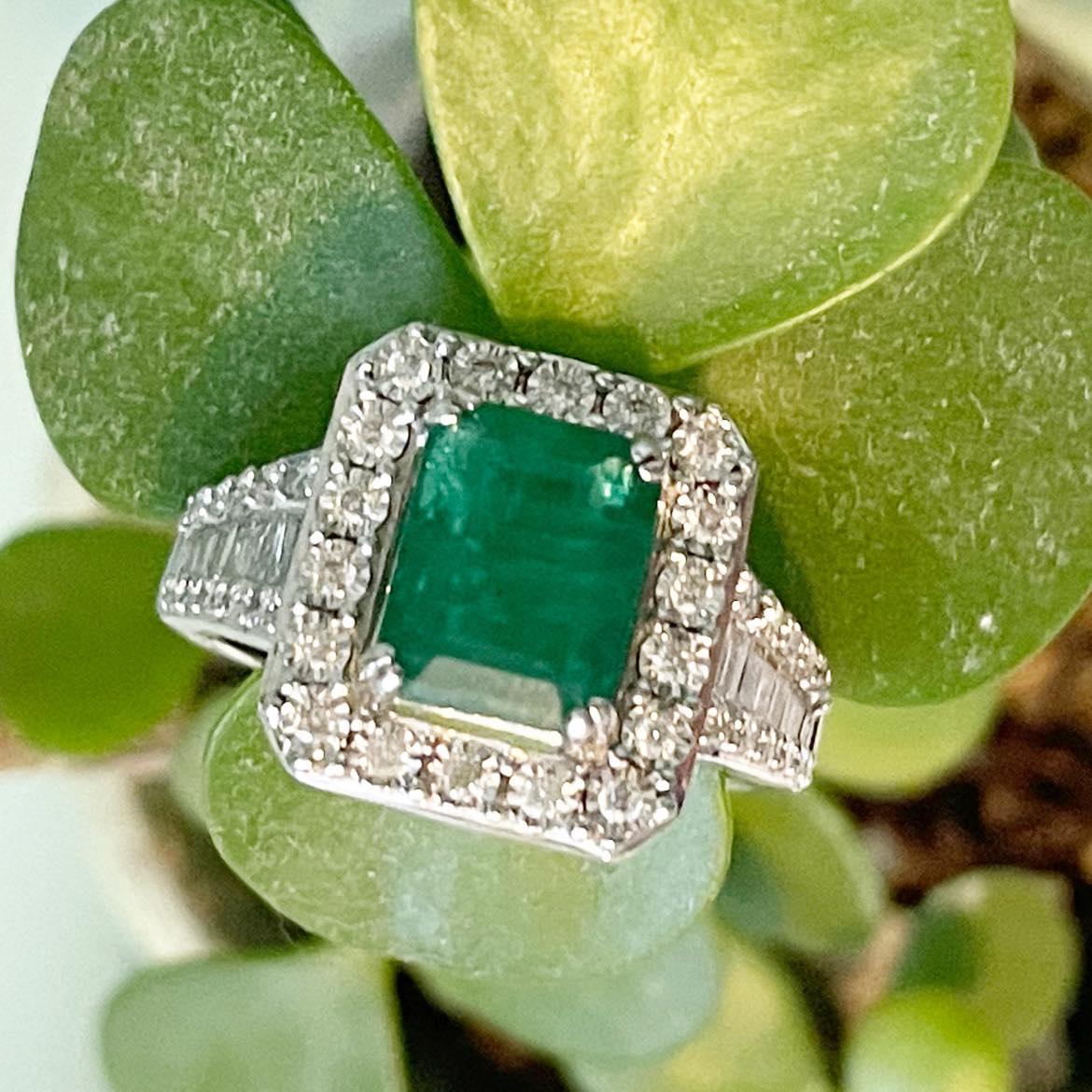 14K Weißgold Effy Smaragdschliff Grüner Smaragd Quadratischer Diamant Halo Cocktail-Ring (Moderne)