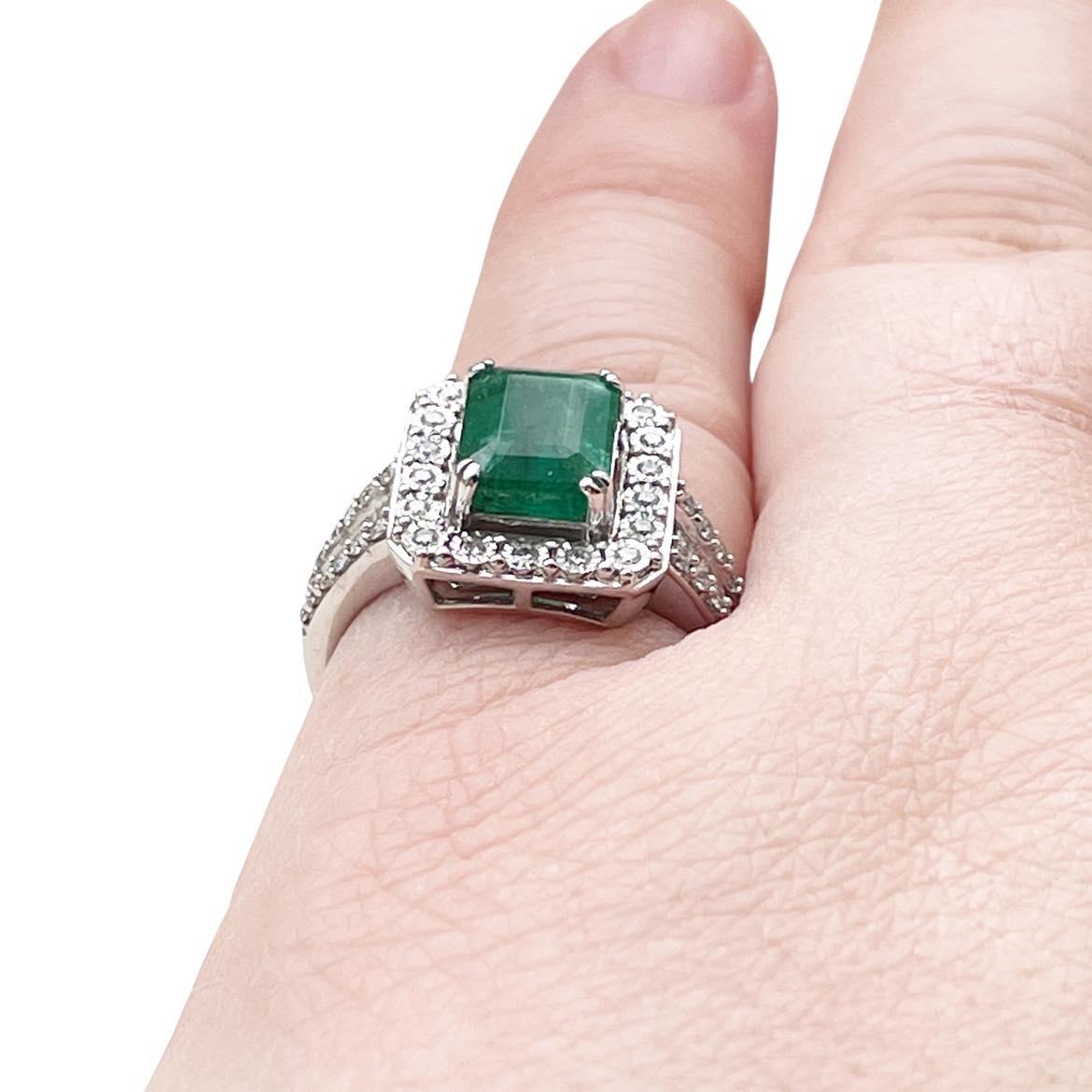 14K Weißgold Effy Smaragdschliff Grüner Smaragd Quadratischer Diamant Halo Cocktail-Ring 1