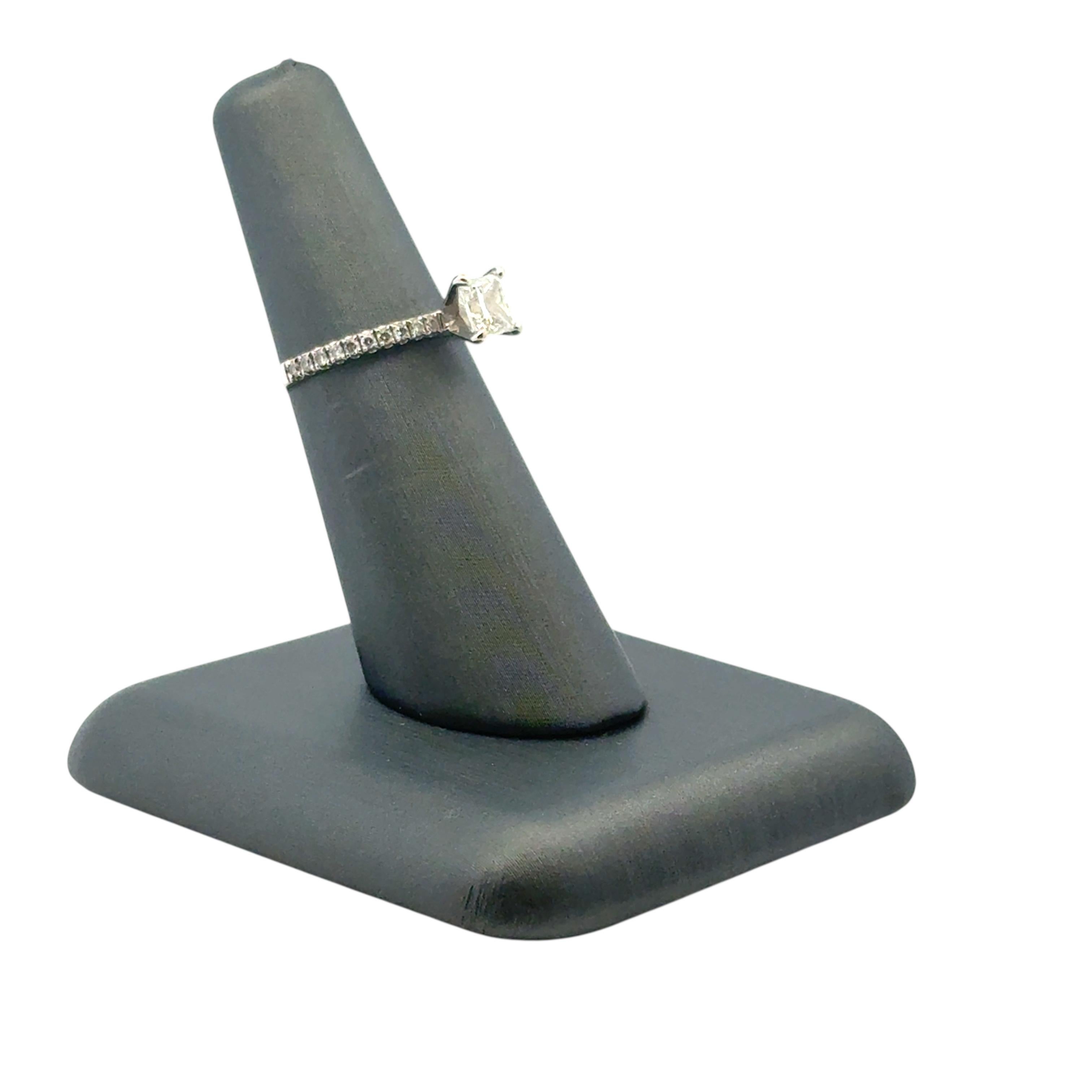 Verlobungsring aus 14 Karat Weißgold mit EGL-zertifiziertem 0,91 Karat Diamant im Prinzessinnenschliff im Angebot 12