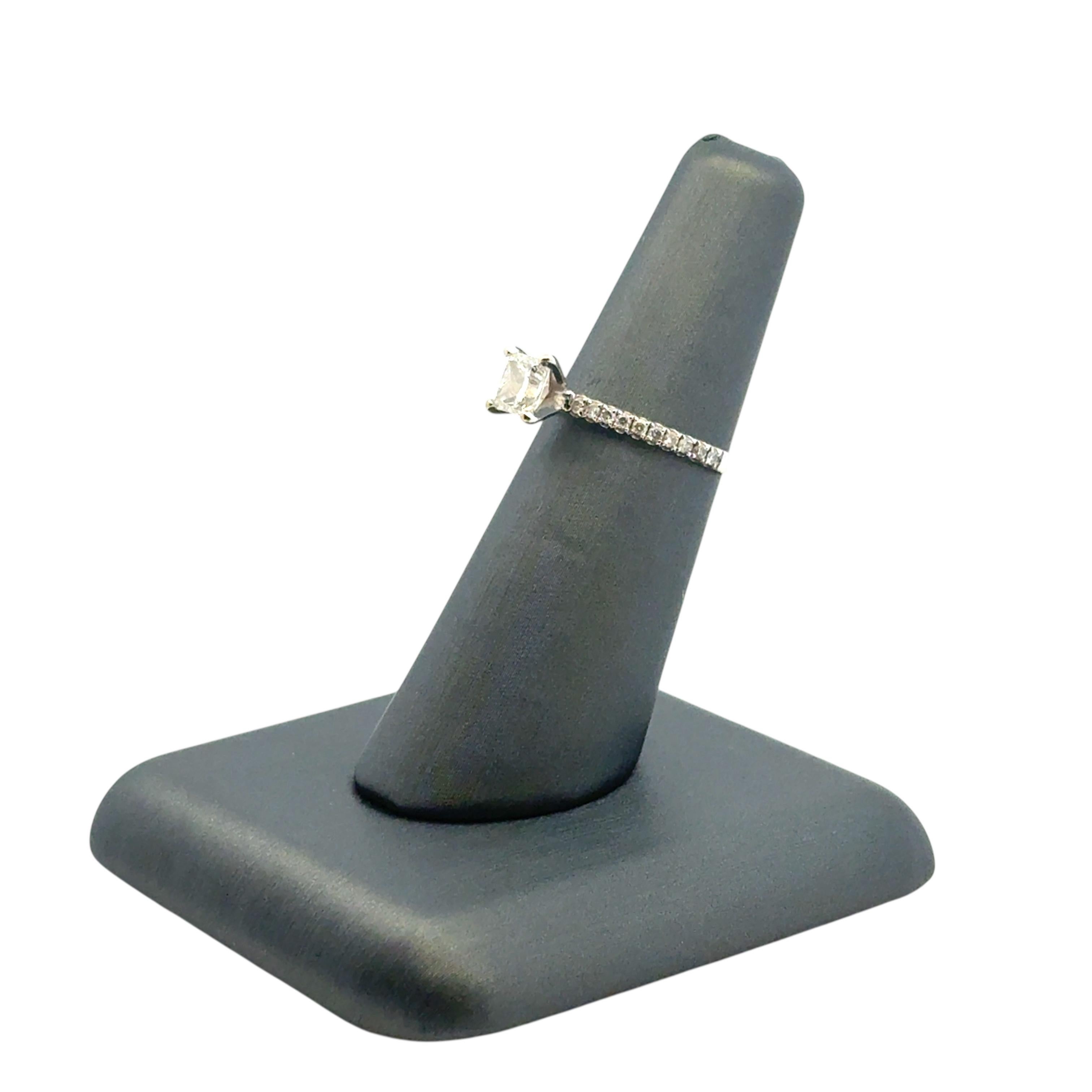 Verlobungsring aus 14 Karat Weißgold mit EGL-zertifiziertem 0,91 Karat Diamant im Prinzessinnenschliff im Angebot 13
