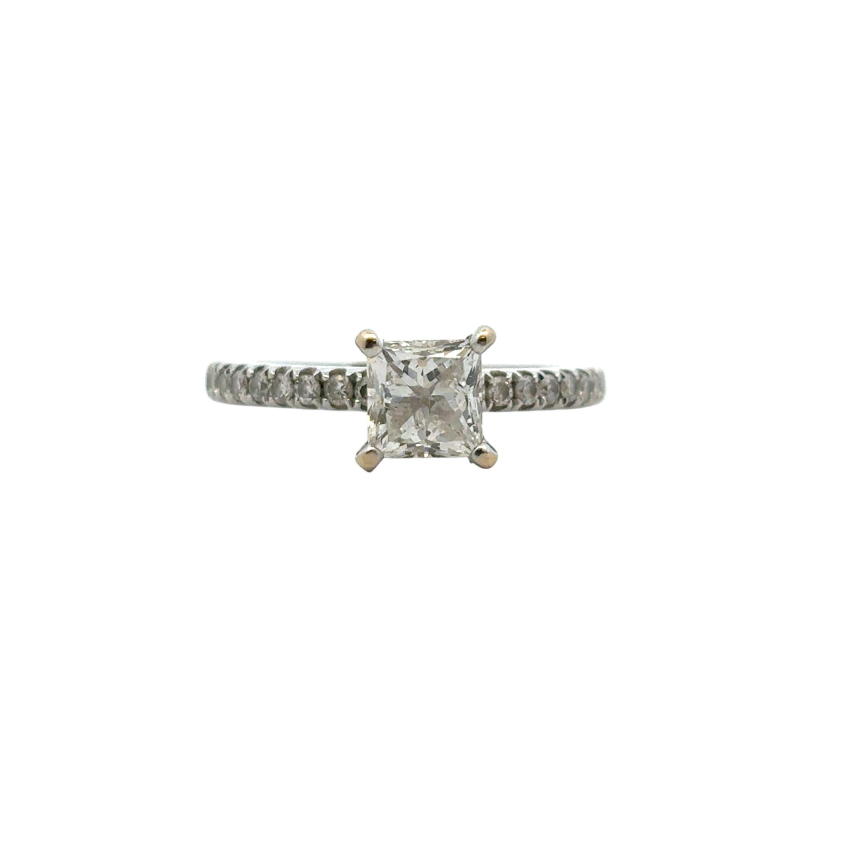 Verlobungsring aus 14 Karat Weißgold mit EGL-zertifiziertem 0,91 Karat Diamant im Prinzessinnenschliff

Dieser atemberaubende zertifizierte Diamant-Verlobungsring befindet sich in ausgezeichnetem Zustand und ist sofort versandbereit!

Stil: