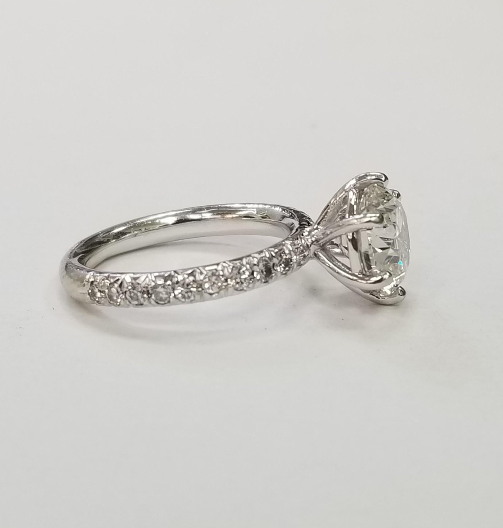                        Beautiful Flash

Main Stone Shape:	Round 3.00 carats
Diamond Color Grade:	F
Main Stone Width:	9.12 x 9.04 x 5.61MM
Diamond Clarity Grade:	SI2	
Certification:	EGL USA US921754804D
Main Stone:	Diamond	
Side Diamonds: 20 -