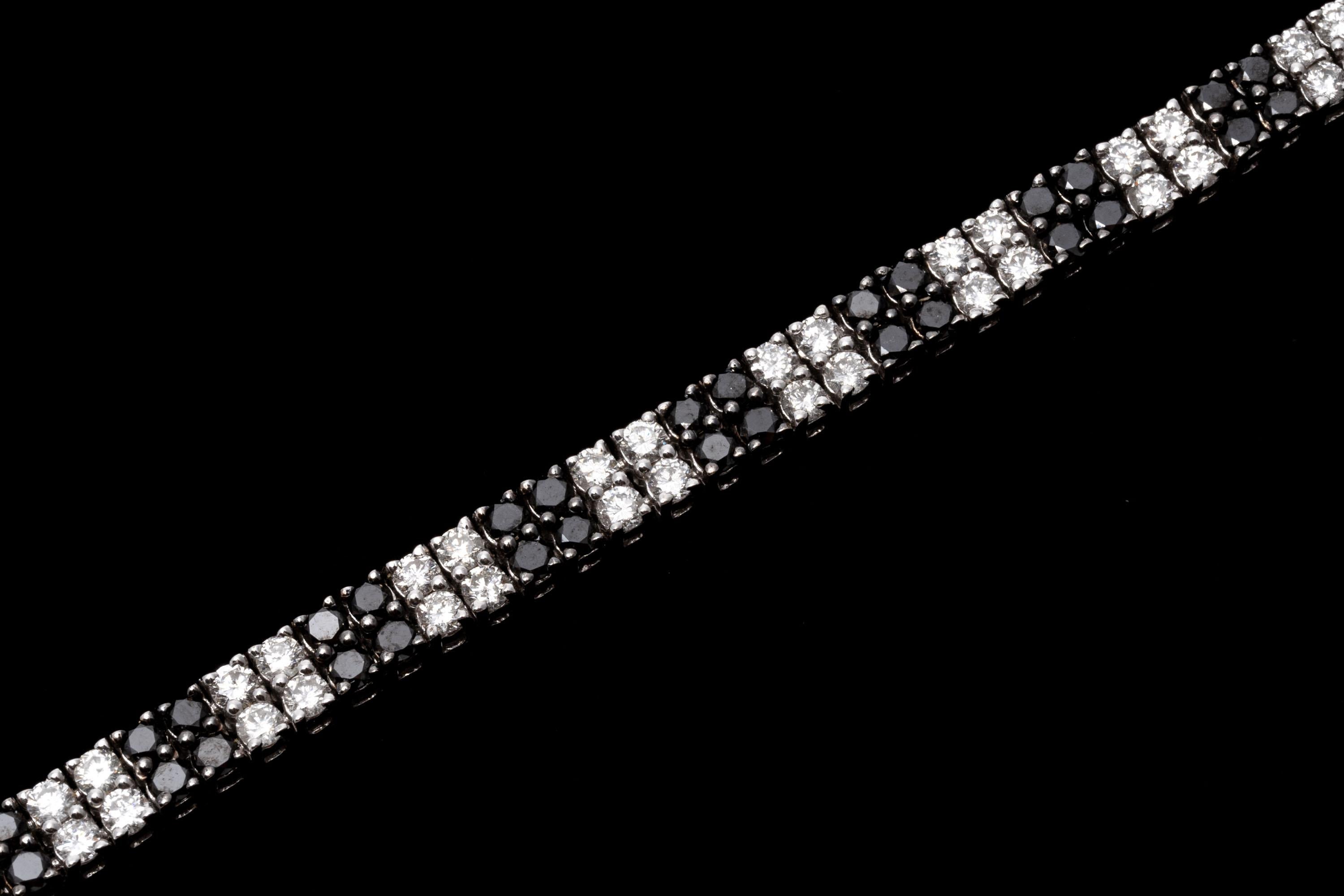 Faites une déclaration élégante avec ce superbe bracelet ligne. Fabriqué en or blanc 14 carats, ce bracelet est serti de diamants noirs et blancs alternés qui créent un contraste magnifique et accrocheur. Les diamants sont approximativement 5.18