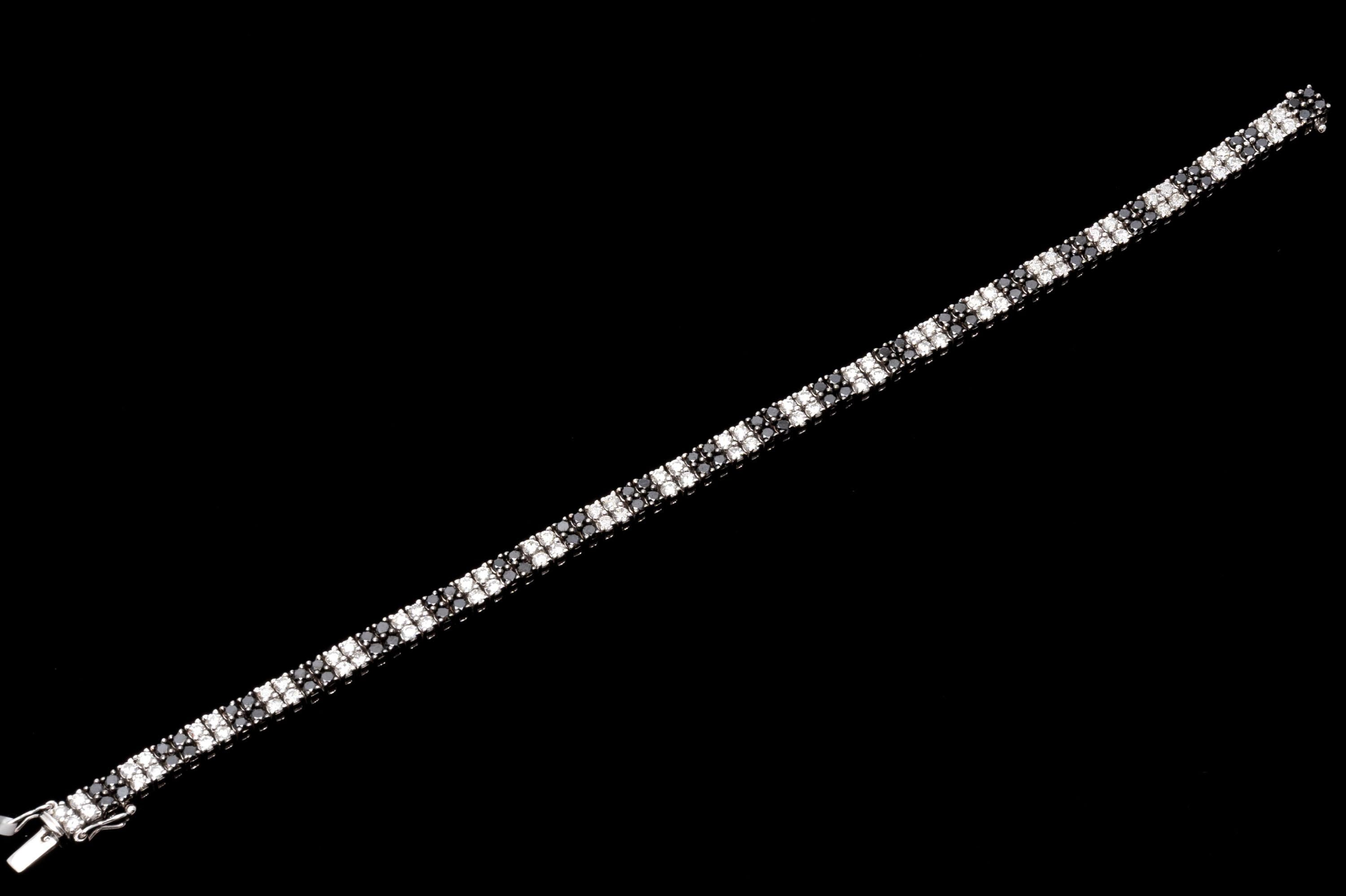 Taille ronde Bracelet élégant en or blanc 14 carats avec diamants noirs et blancs, App. 5,18 TCW en vente
