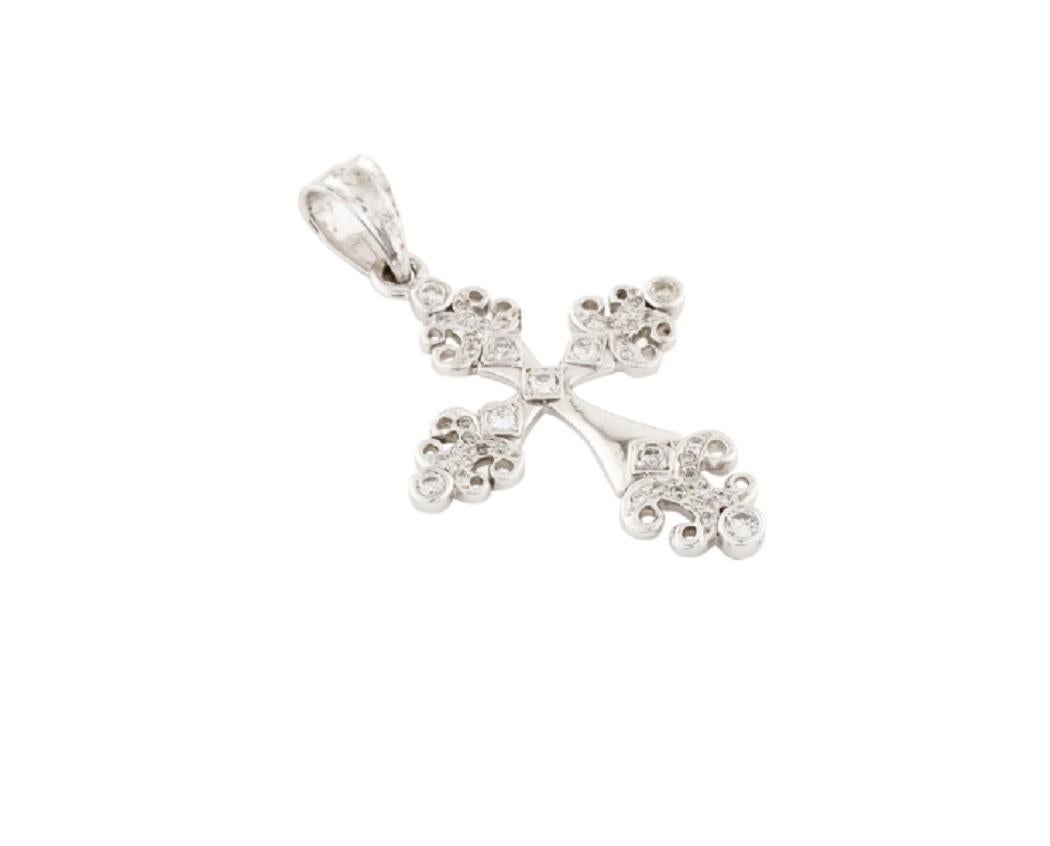14k White Gold Elegant Diamond Cross Pendant In New Condition For Sale In New York, NY