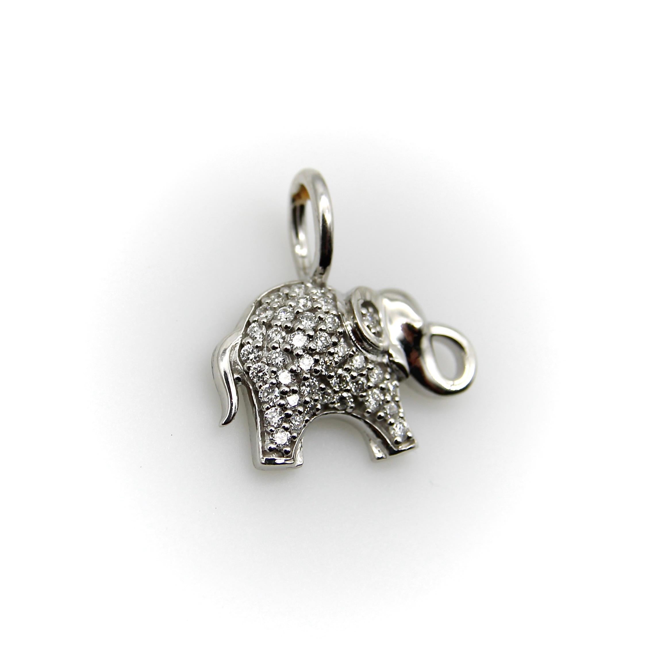 Questo adorabile ciondolo a forma di elefante in oro bianco 14k ha 32 pave di diamanti ed è pronto per essere inserito in un braccialetto o in una collana a tua scelta. Il corpo dell'elefante è convesso, il che fa sembrare il ciondolo un personaggio