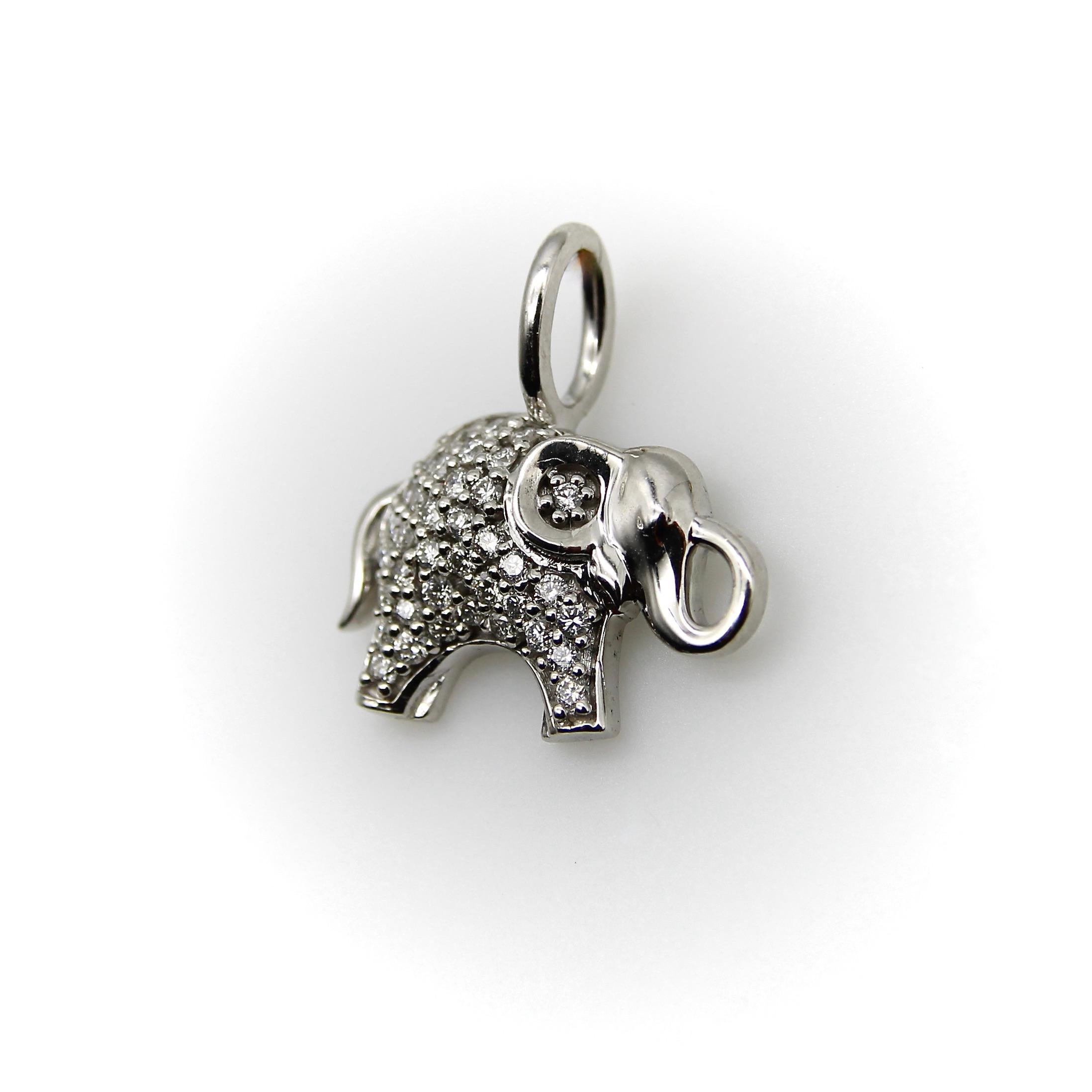 Contemporaneo Charm Elefante in oro bianco 14K con diamanti in pavé in vendita