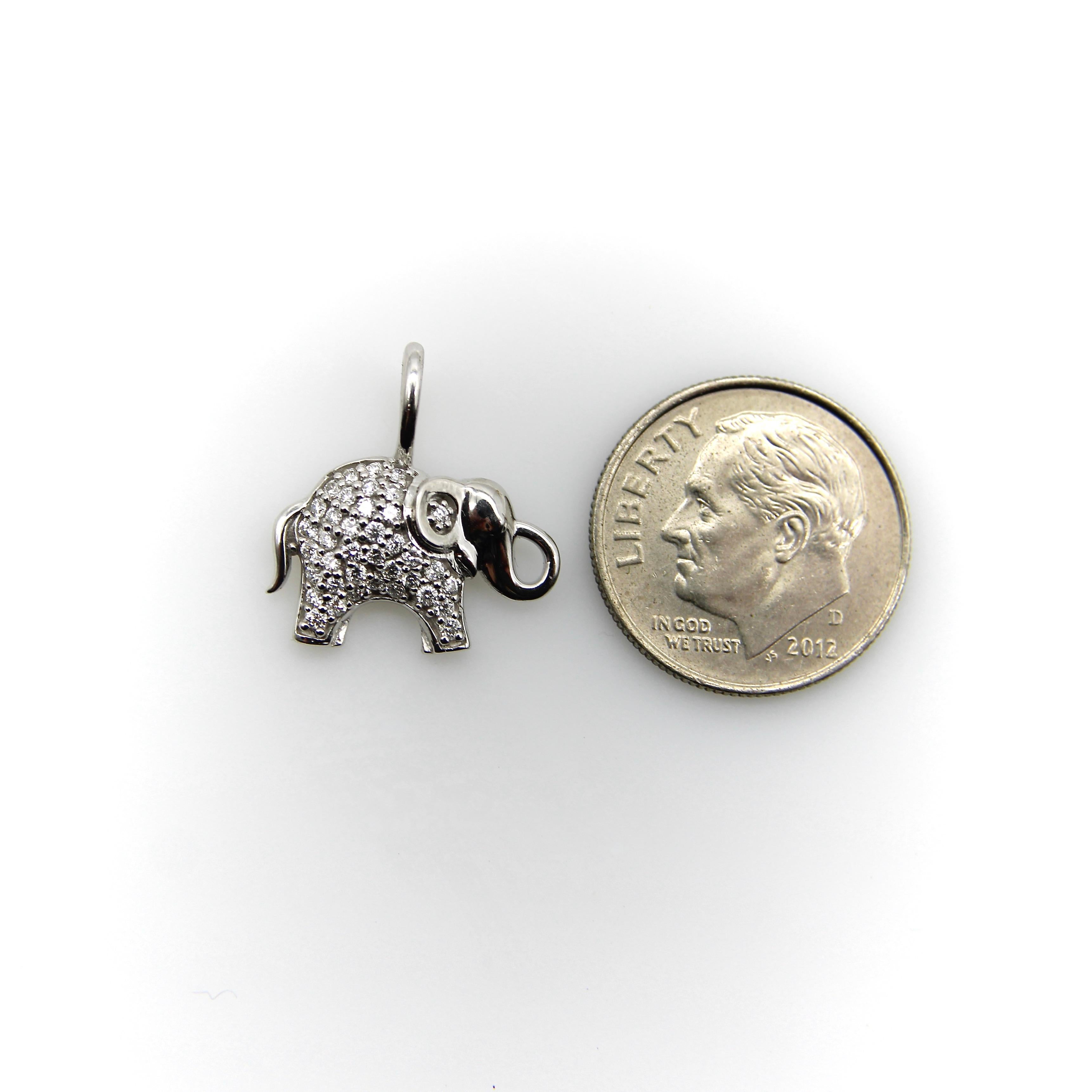 Taglio singolo Charm Elefante in oro bianco 14K con diamanti in pavé in vendita