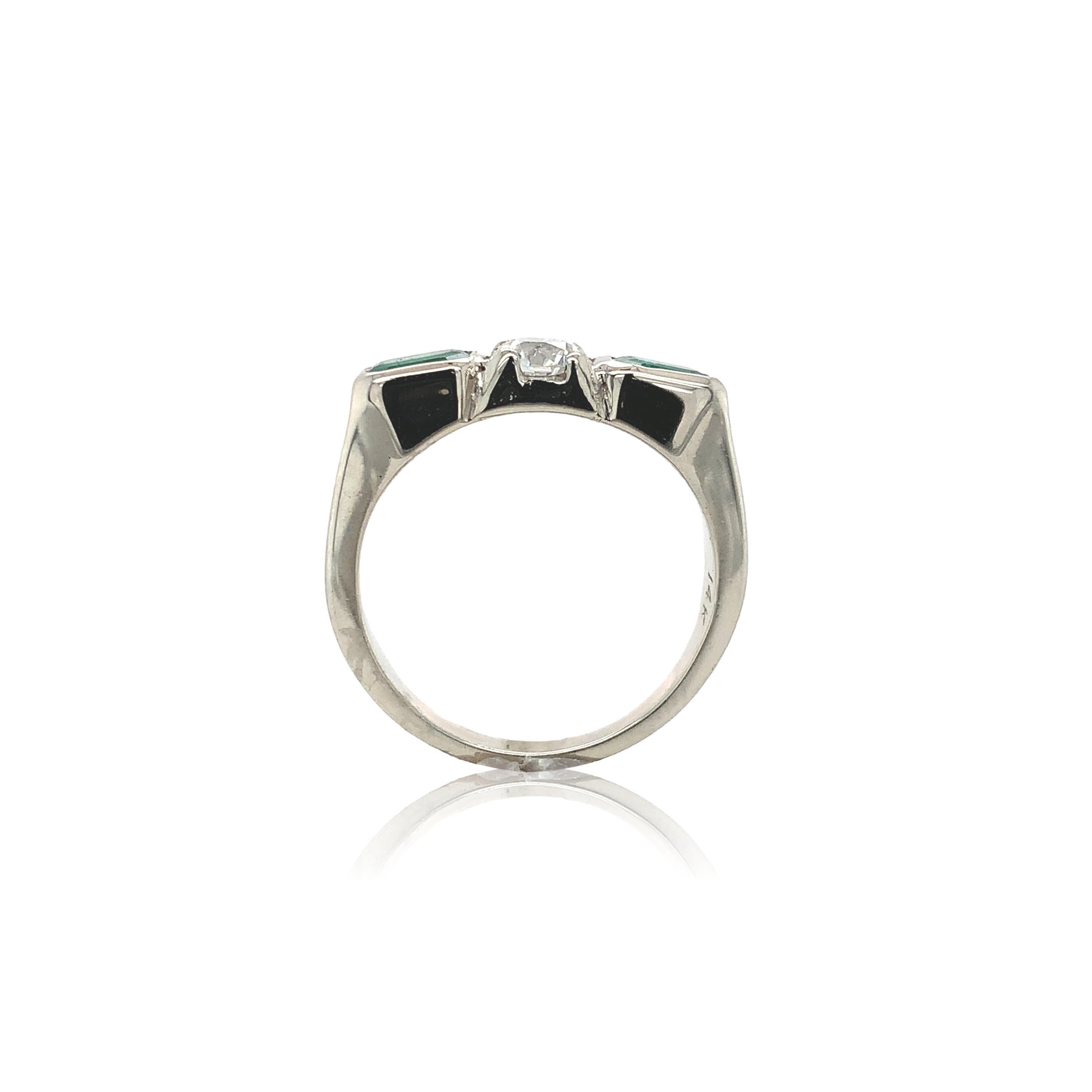 Ring aus 14K Weißgold mit 3 Steinen, einem runden Diamanten und 2 Smaragden im Smaragdschliff. Der Diamant hat GIA-Bericht #6234082643 besagt, kreisförmigen Brillantschliff Messung 4,45mm x 4,56mm, mit einem Gewicht von .37ct mit G Farbe und VS1