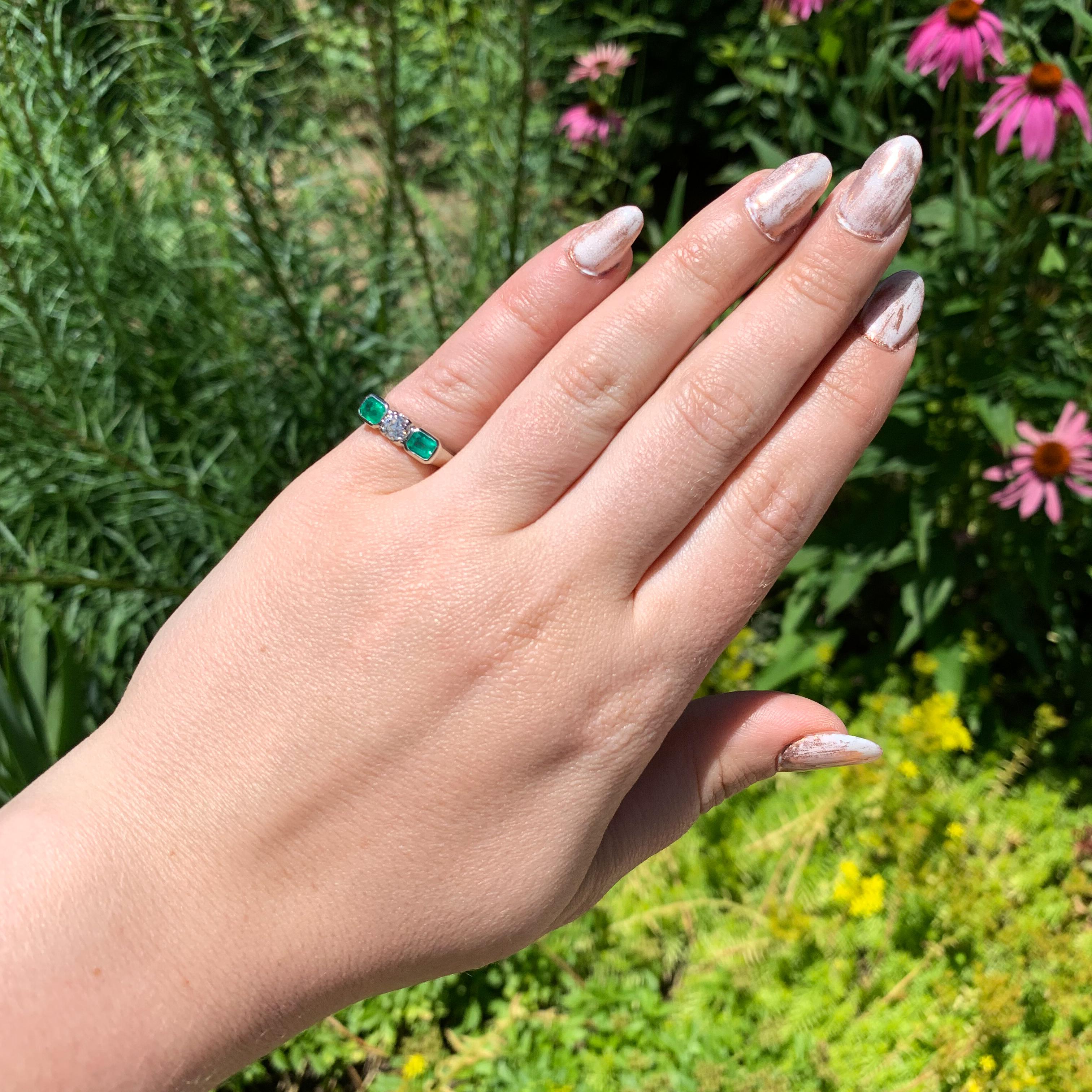 14 Karat Weißgold Smaragd- und Diamantring mit 3 Steinen und GIA-Bericht im Angebot 2