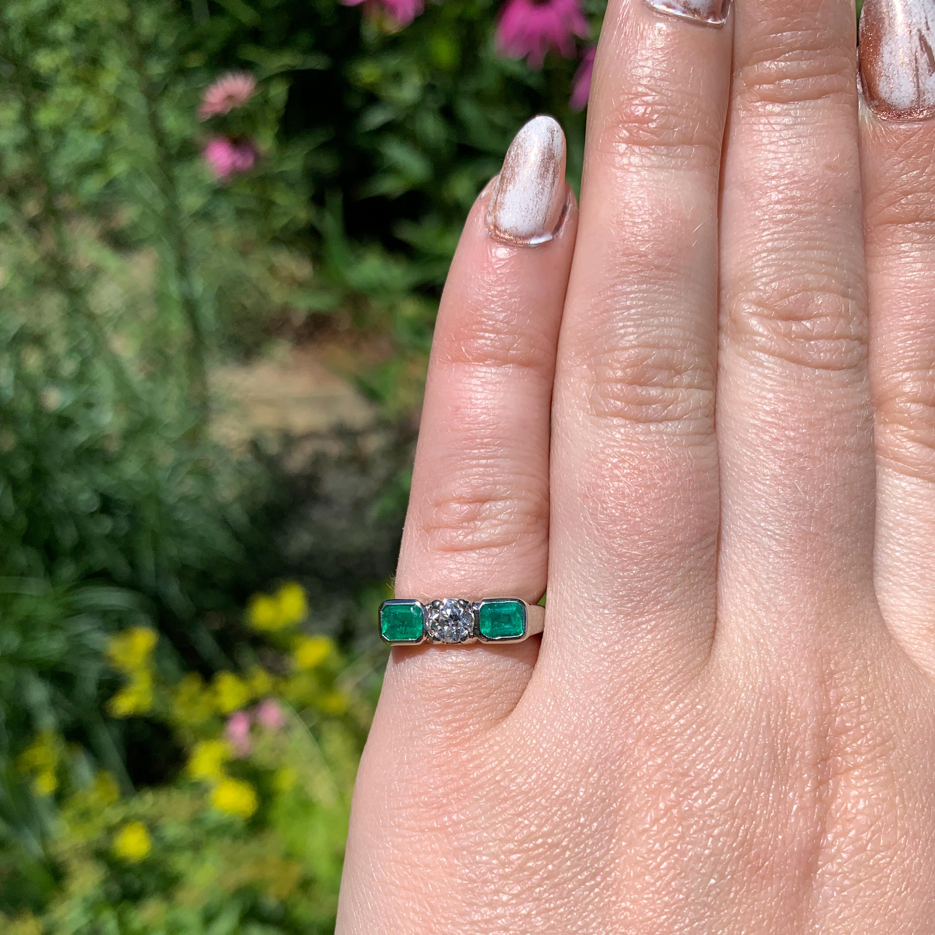 14 Karat Weißgold Smaragd- und Diamantring mit 3 Steinen und GIA-Bericht im Angebot 3