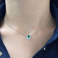 Colgante de oro blanco de 14 quilates con esmeralda y diamantes