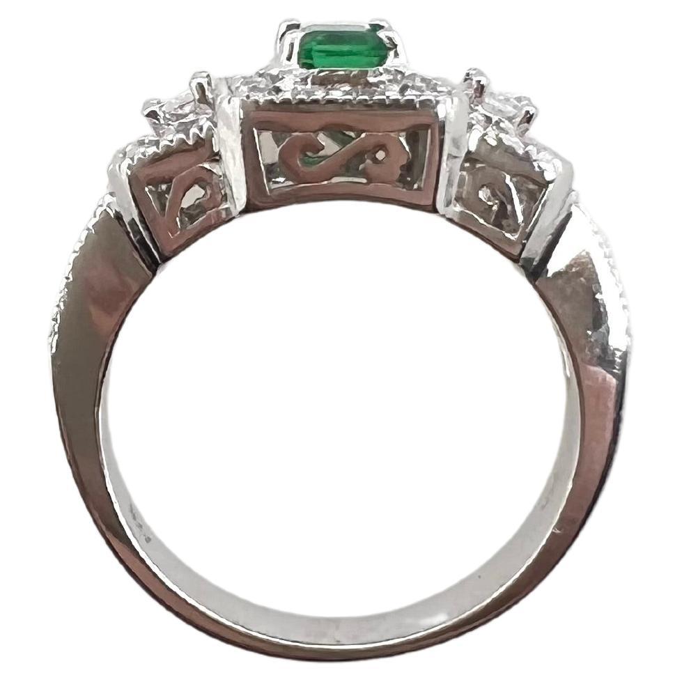 14k White Gold Emerald and Diamond Ring In New Condition For Sale In Carrollton, TX