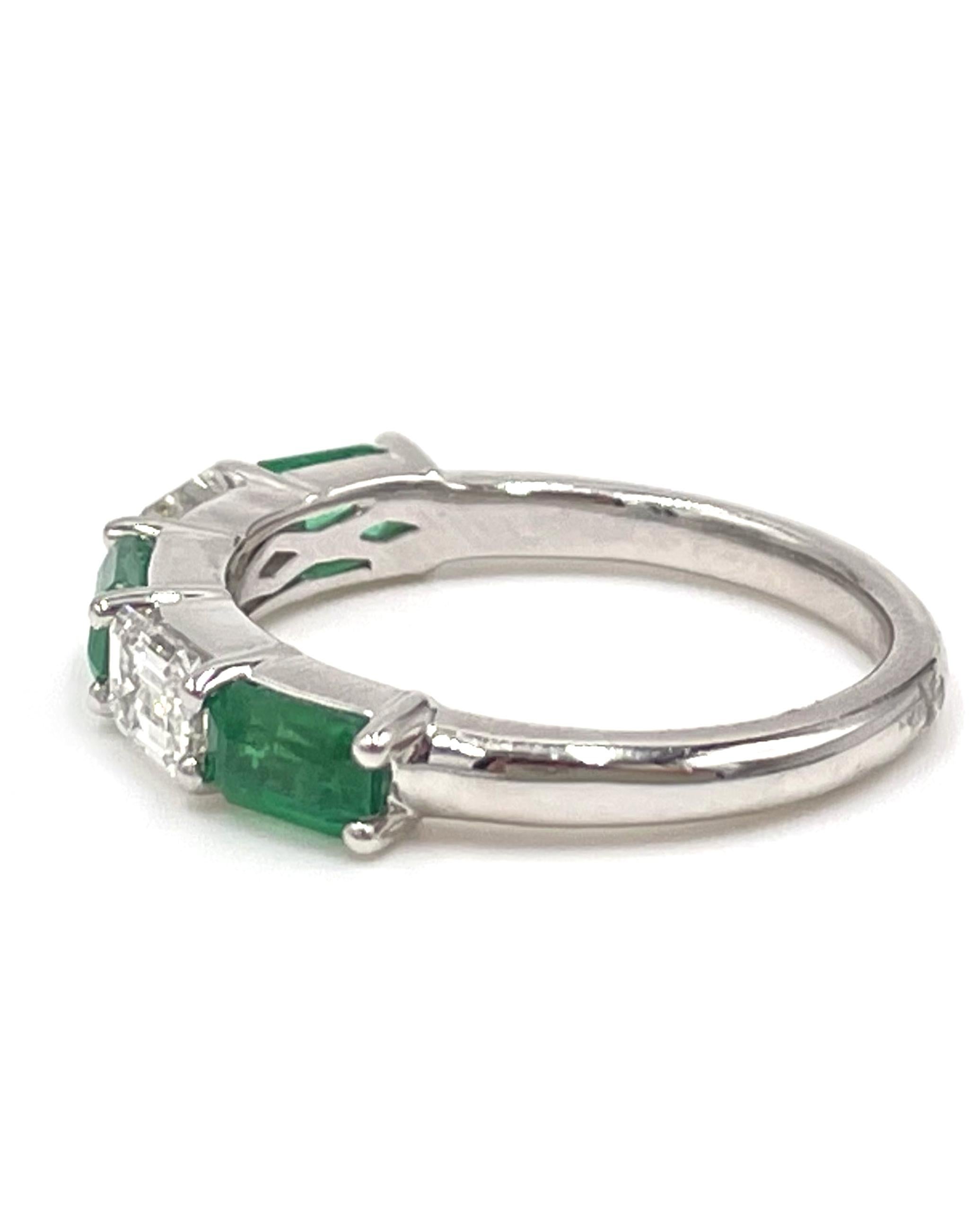 14K White Gold Emerald and Diamond Ring In New Condition For Sale In Old Tappan, NJ