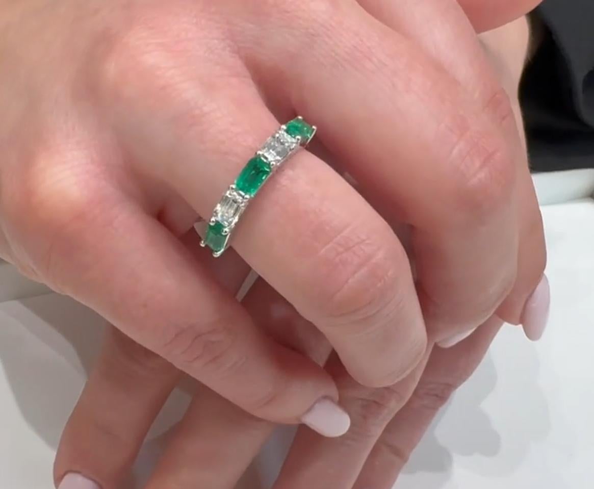 Bague en or blanc 14 carats avec émeraude et diamants en vente 1