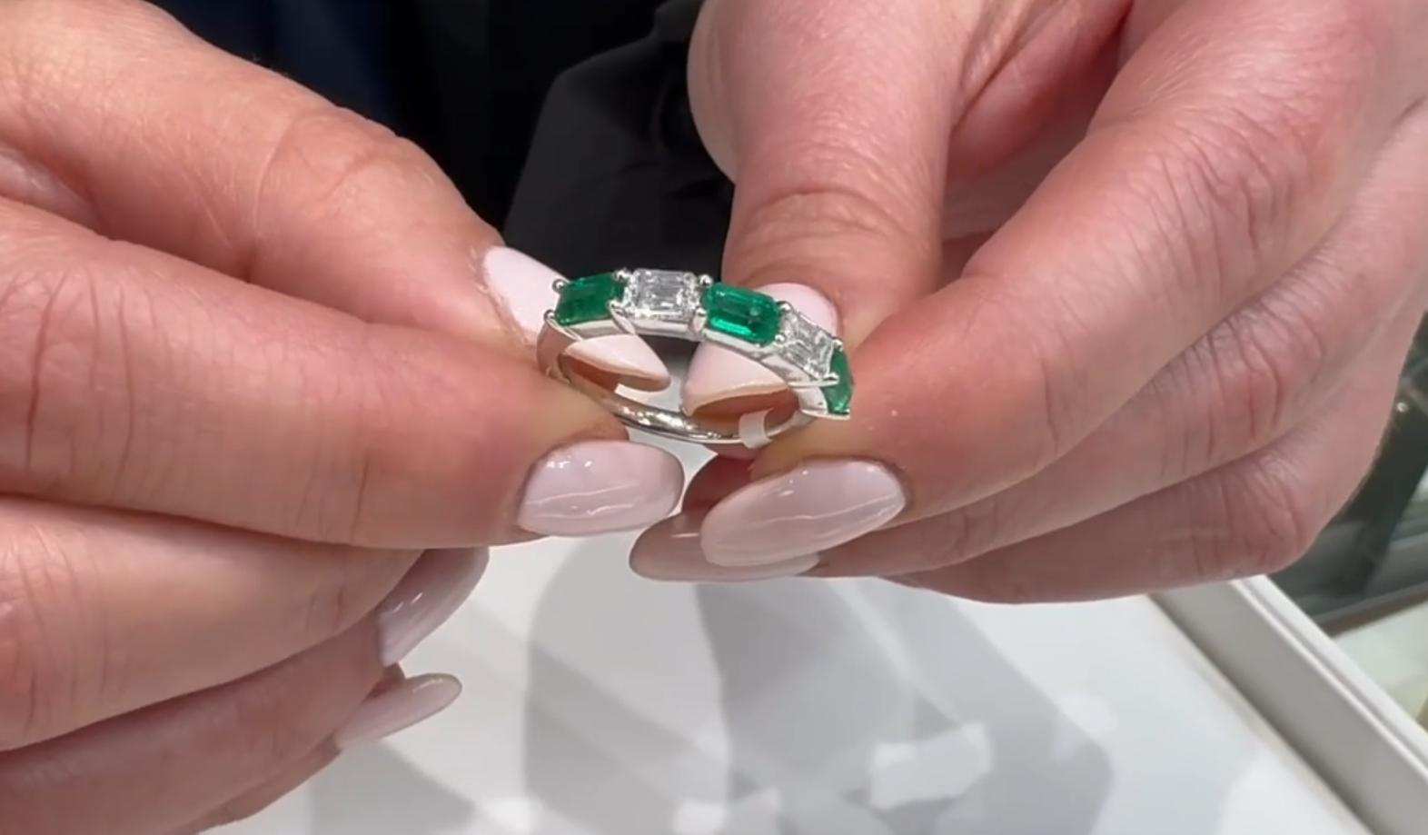 Bague en or blanc 14 carats avec émeraude et diamants en vente 3