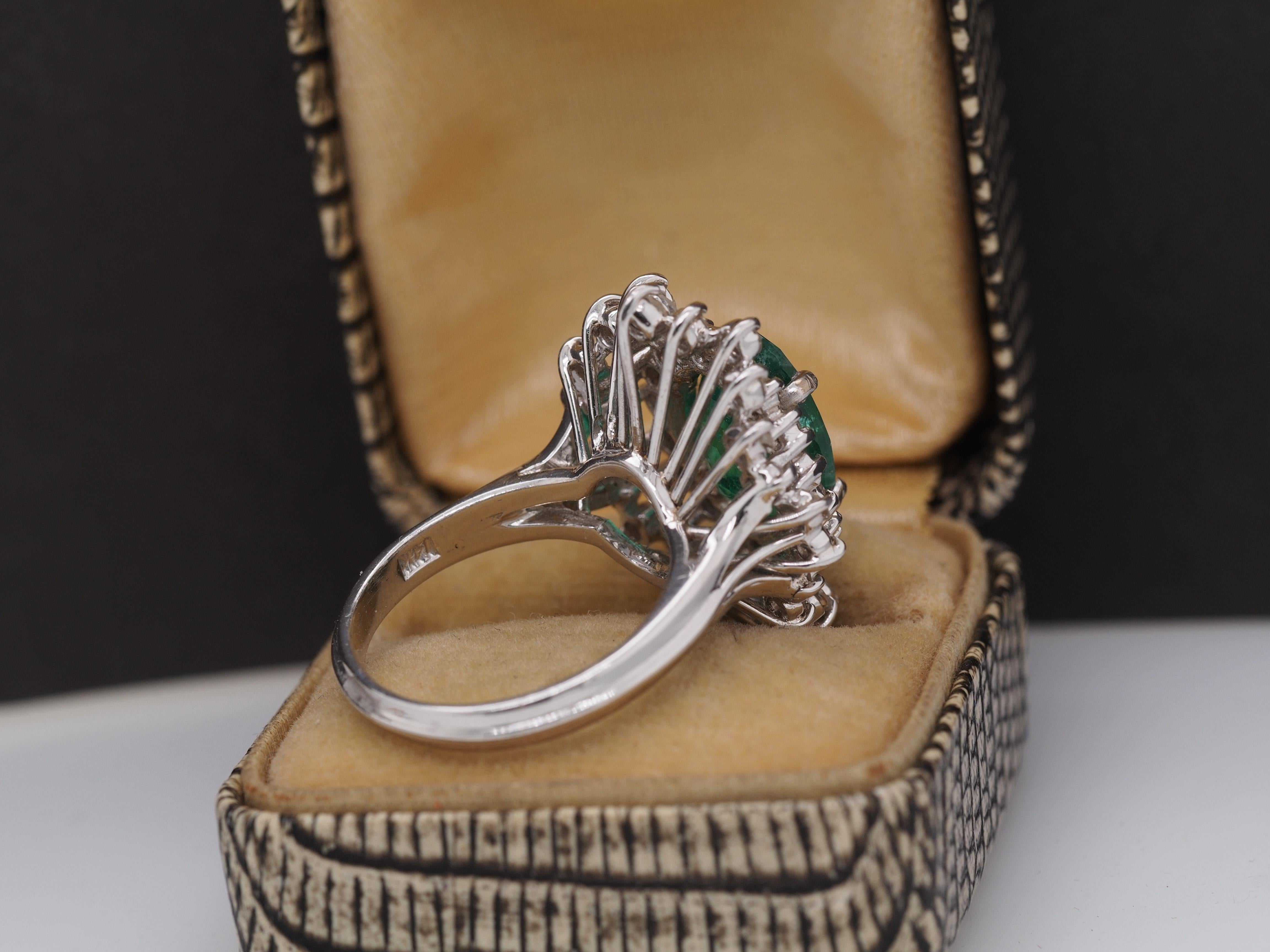 14k White Gold Emerald and Diamond Ring with GIA Report In Excellent Condition For Sale In Atlanta, GA