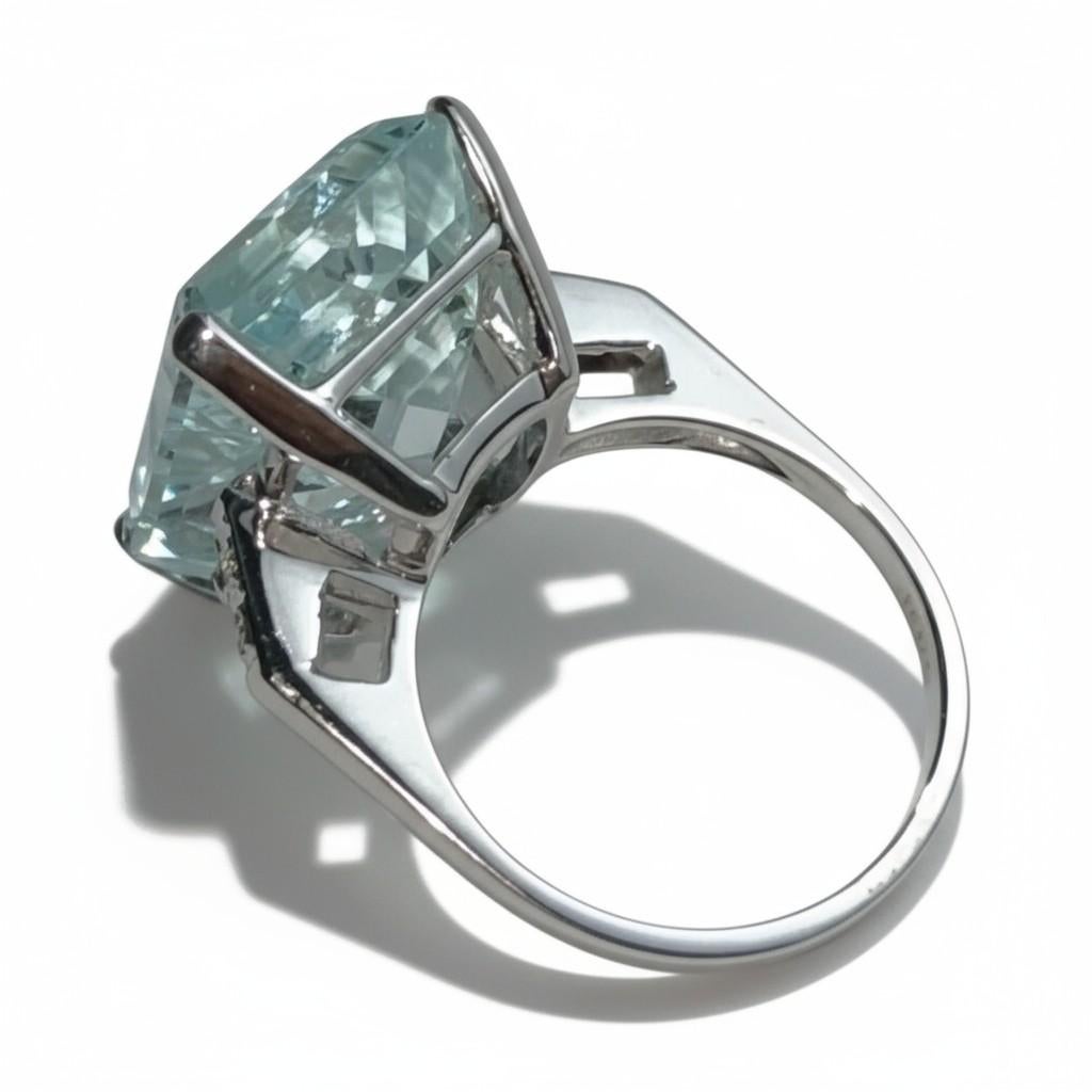 Moderne Bague en or blanc 14K aigue-marine taille émeraude 16.24 carats et diamant Taille 7.25 en vente