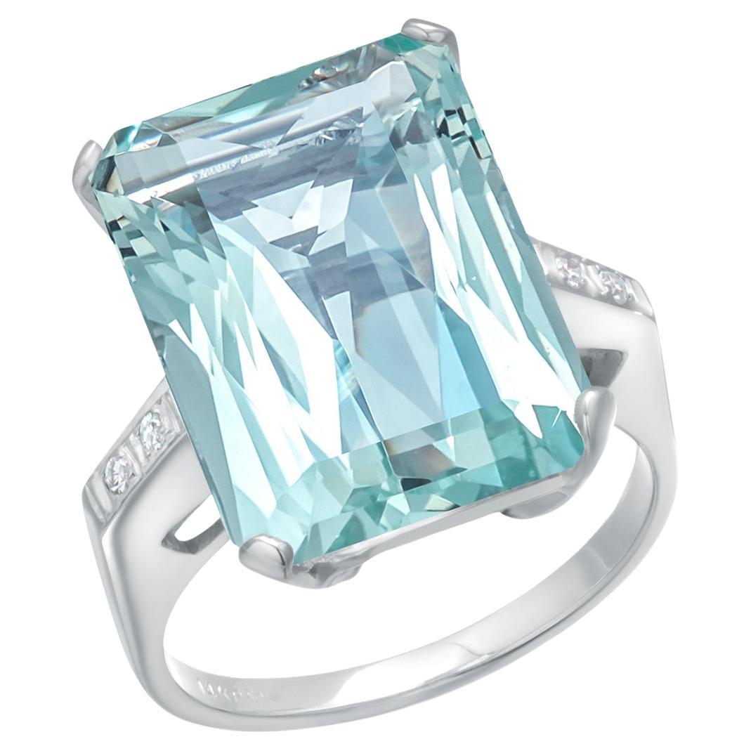 Bague en or blanc 14K aigue-marine taille émeraude 16.24 carats et diamant Taille 7.25 en vente