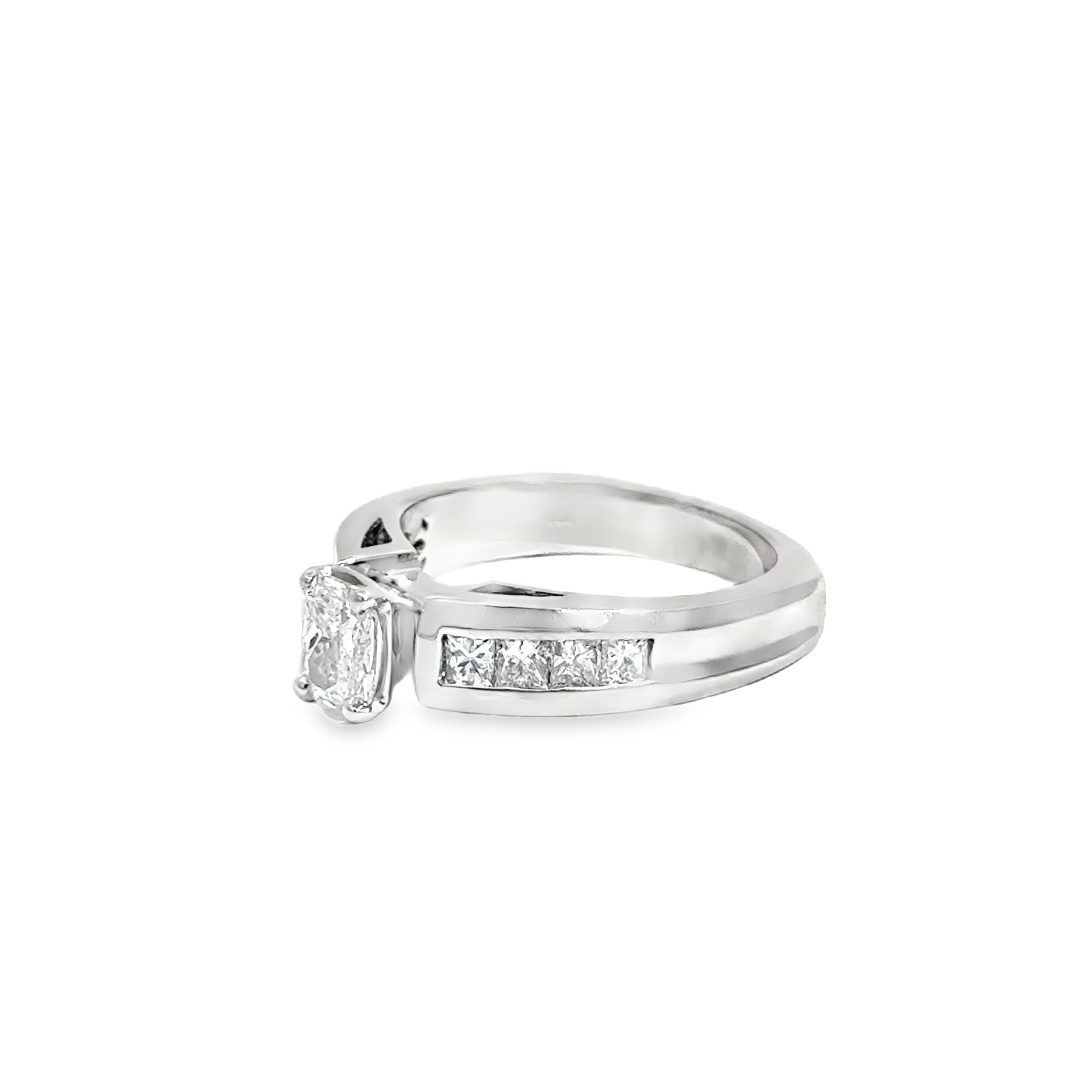 Taille émeraude Bague en or blanc 14k diamant taille émeraude - centre 0.68ct en vente