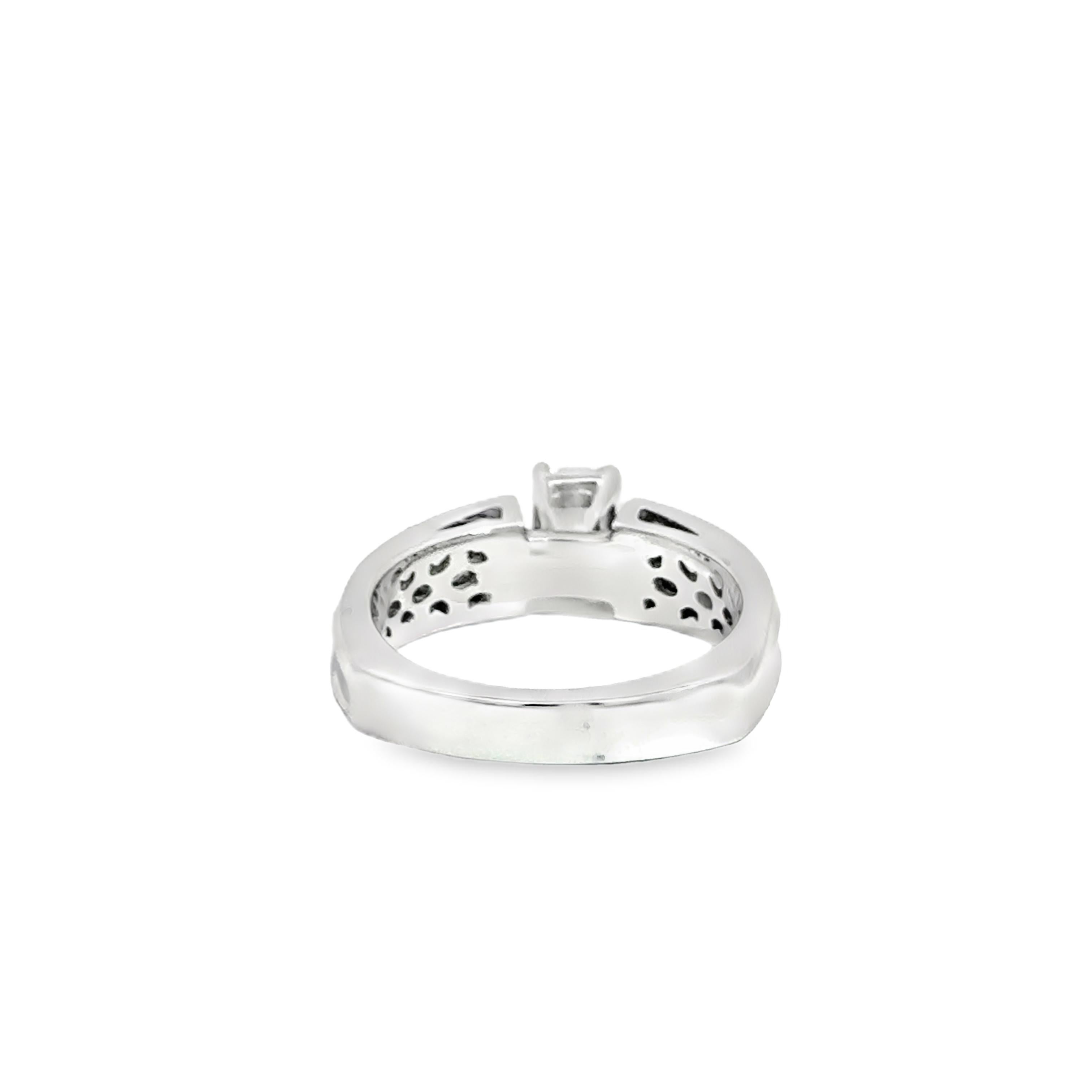 Bague en or blanc 14k diamant taille émeraude - centre 0.68ct Excellent état - En vente à Los Angeles, CA