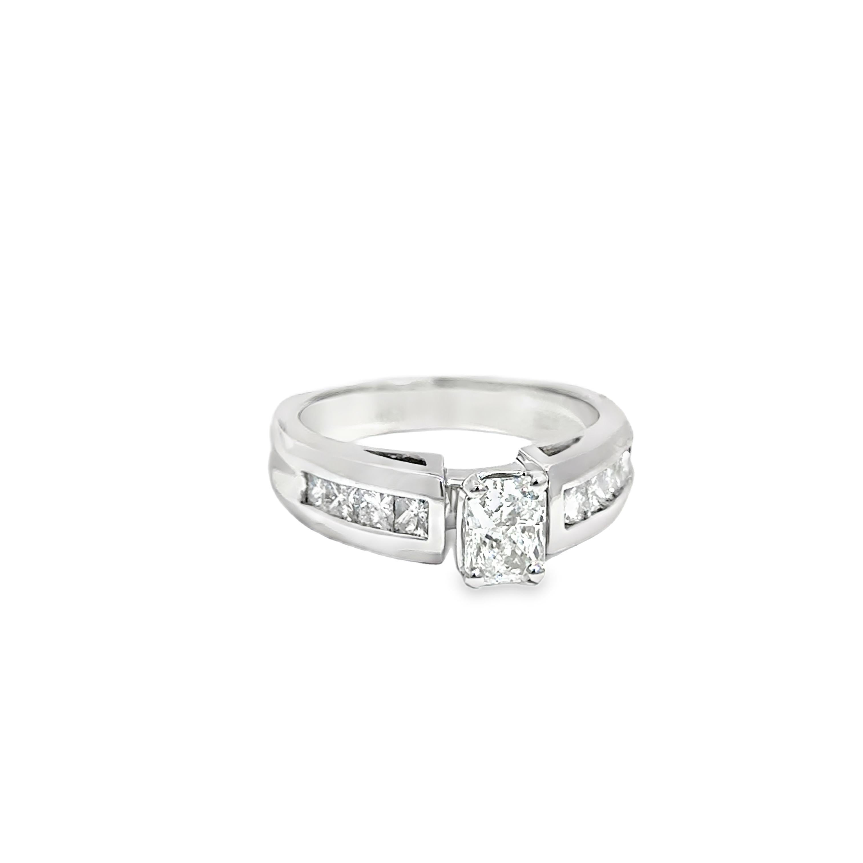 Bague en or blanc 14k diamant taille émeraude - centre 0.68ct en vente 1
